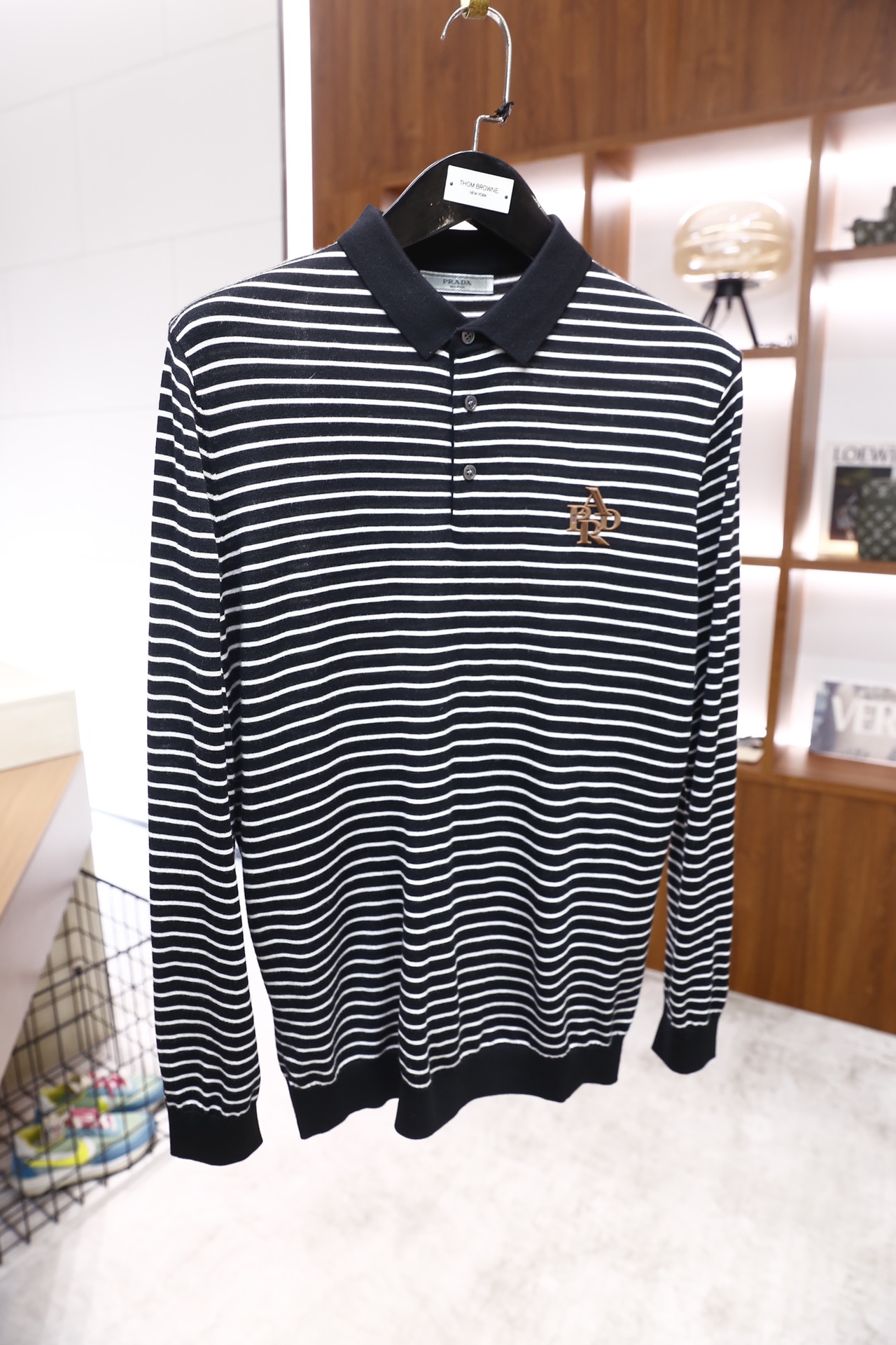 🔥普拉达.25秋冬新品！时尚男士条纹纯毛长袖Polo衫，采用细腻纯羊毛面料制作，触感柔软且保暖性出众；经