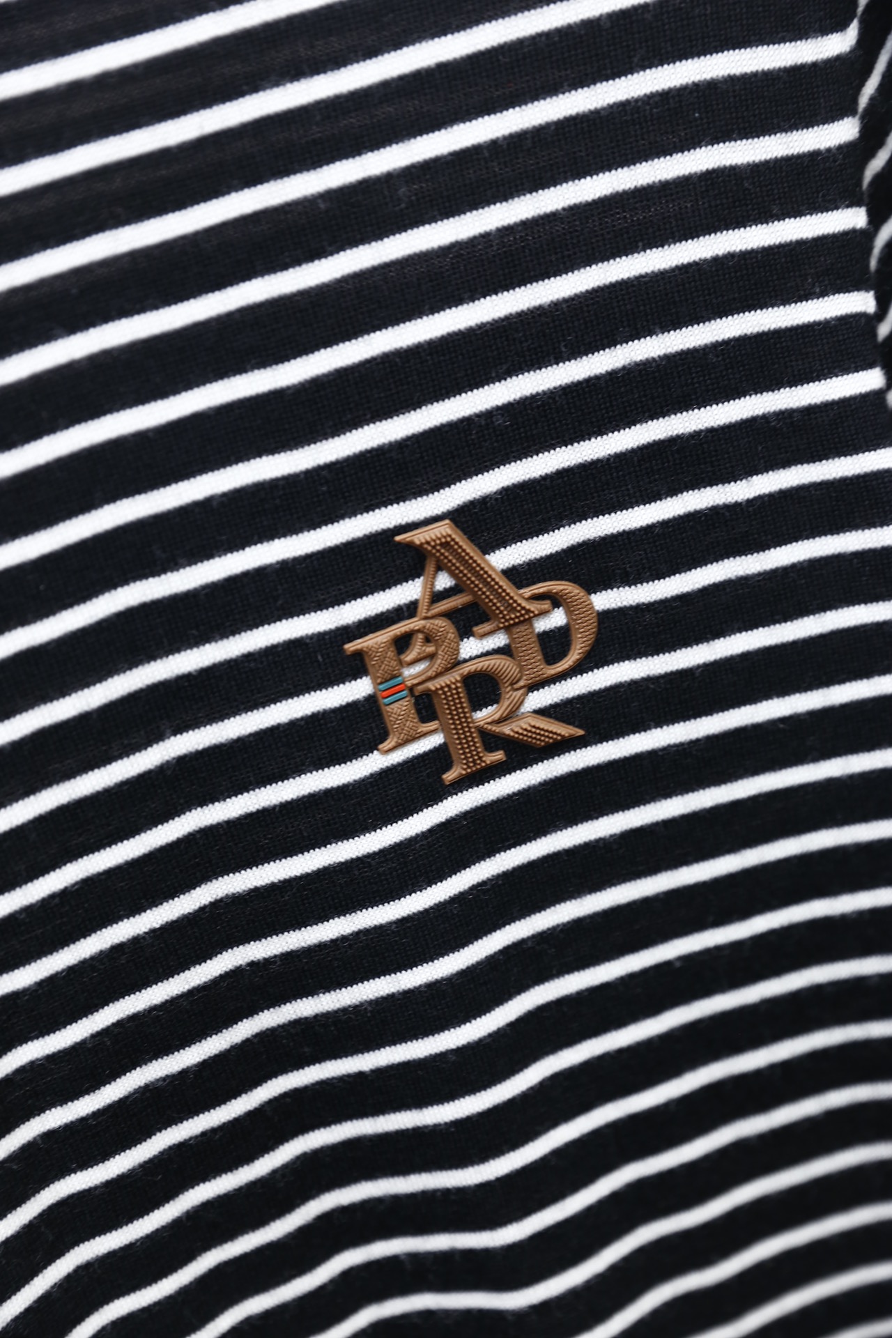 🔥普拉达.25秋冬新品！时尚男士条纹纯毛长袖Polo衫，采用细腻纯羊毛面料制作，触感柔软且保暖性出众；经