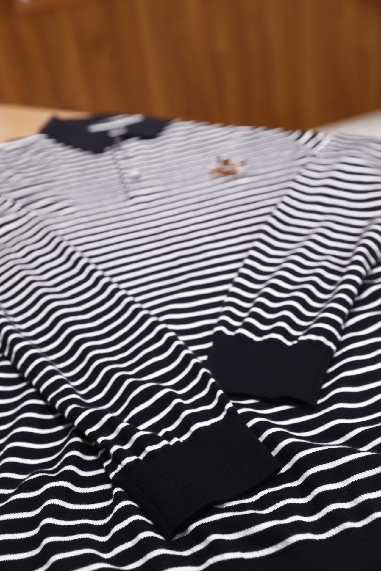 🔥普拉达.25秋冬新品！时尚男士条纹纯毛长袖Polo衫，采用细腻纯羊毛面料制作，触感柔软且保暖性出众；经