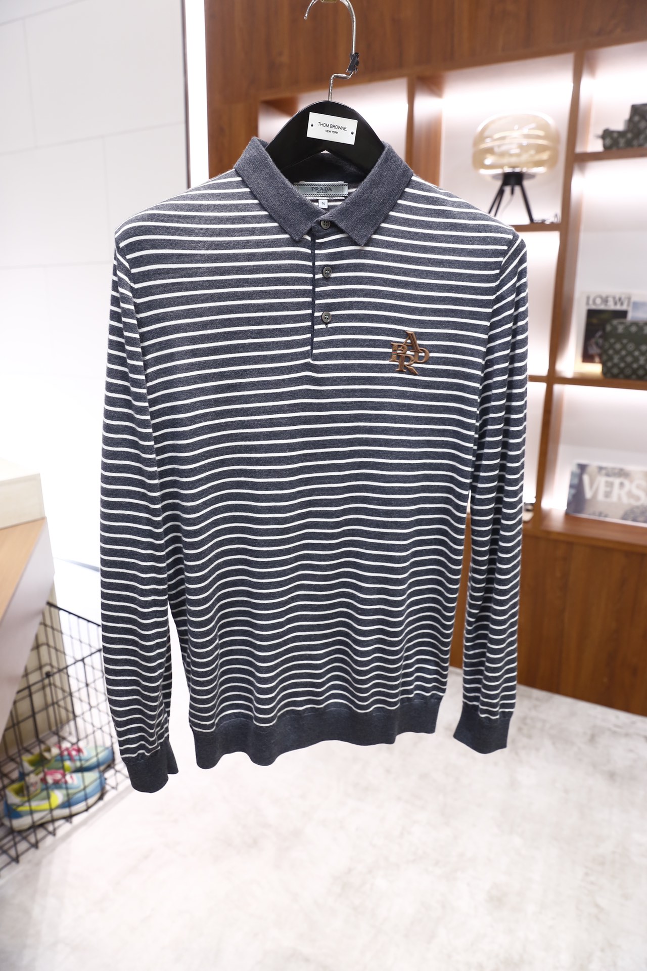 🔥普拉达.25秋冬新品！时尚男士条纹纯毛长袖Polo衫，采用细腻纯羊毛面料制作，触感柔软且保暖性出众；经