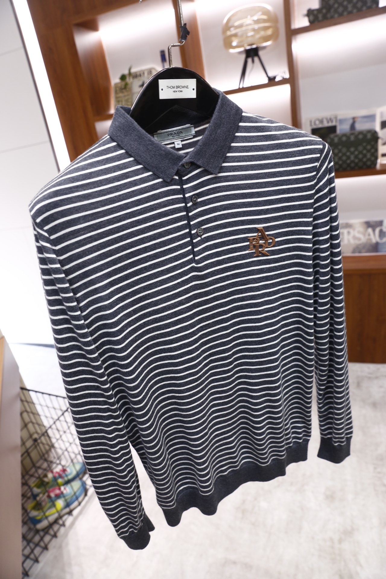 🔥普拉达.25秋冬新品！时尚男士条纹纯毛长袖Polo衫，采用细腻纯羊毛面料制作，触感柔软且保暖性出众；经