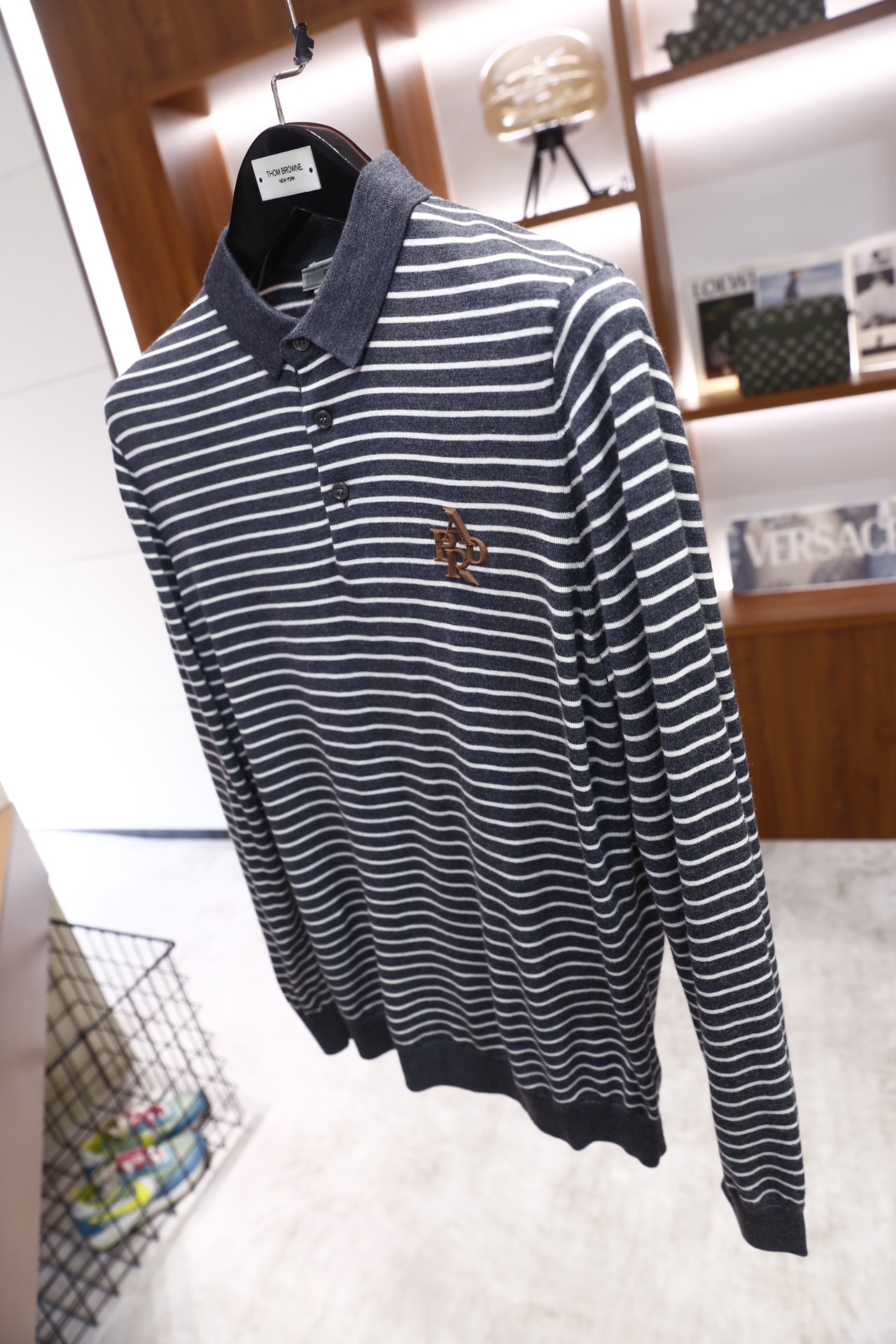 🔥普拉达.25秋冬新品！时尚男士条纹纯毛长袖Polo衫，采用细腻纯羊毛面料制作，触感柔软且保暖性出众；经