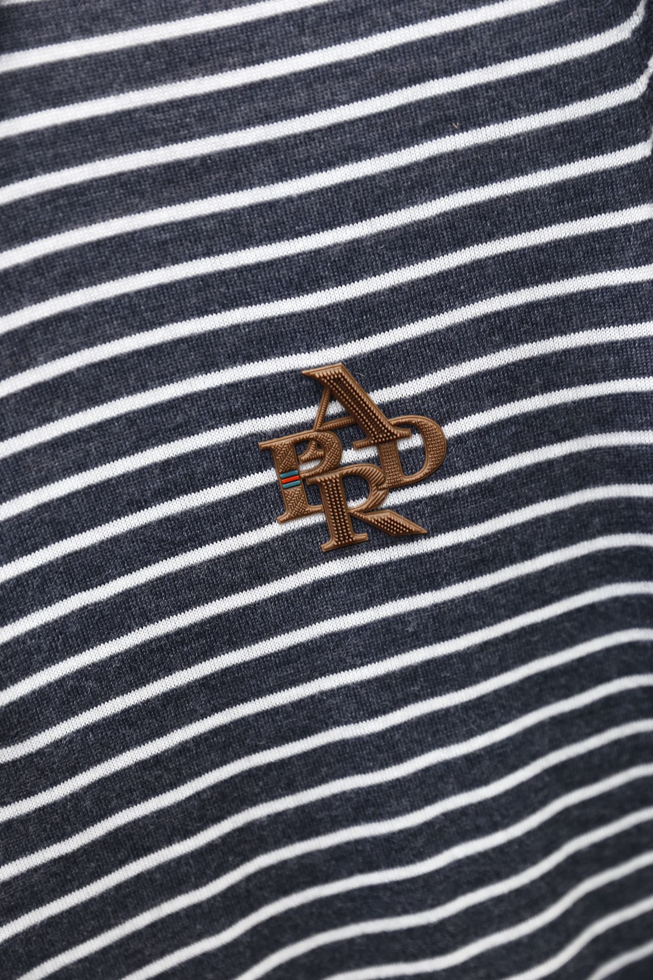 🔥普拉达.25秋冬新品！时尚男士条纹纯毛长袖Polo衫，采用细腻纯羊毛面料制作，触感柔软且保暖性出众；经