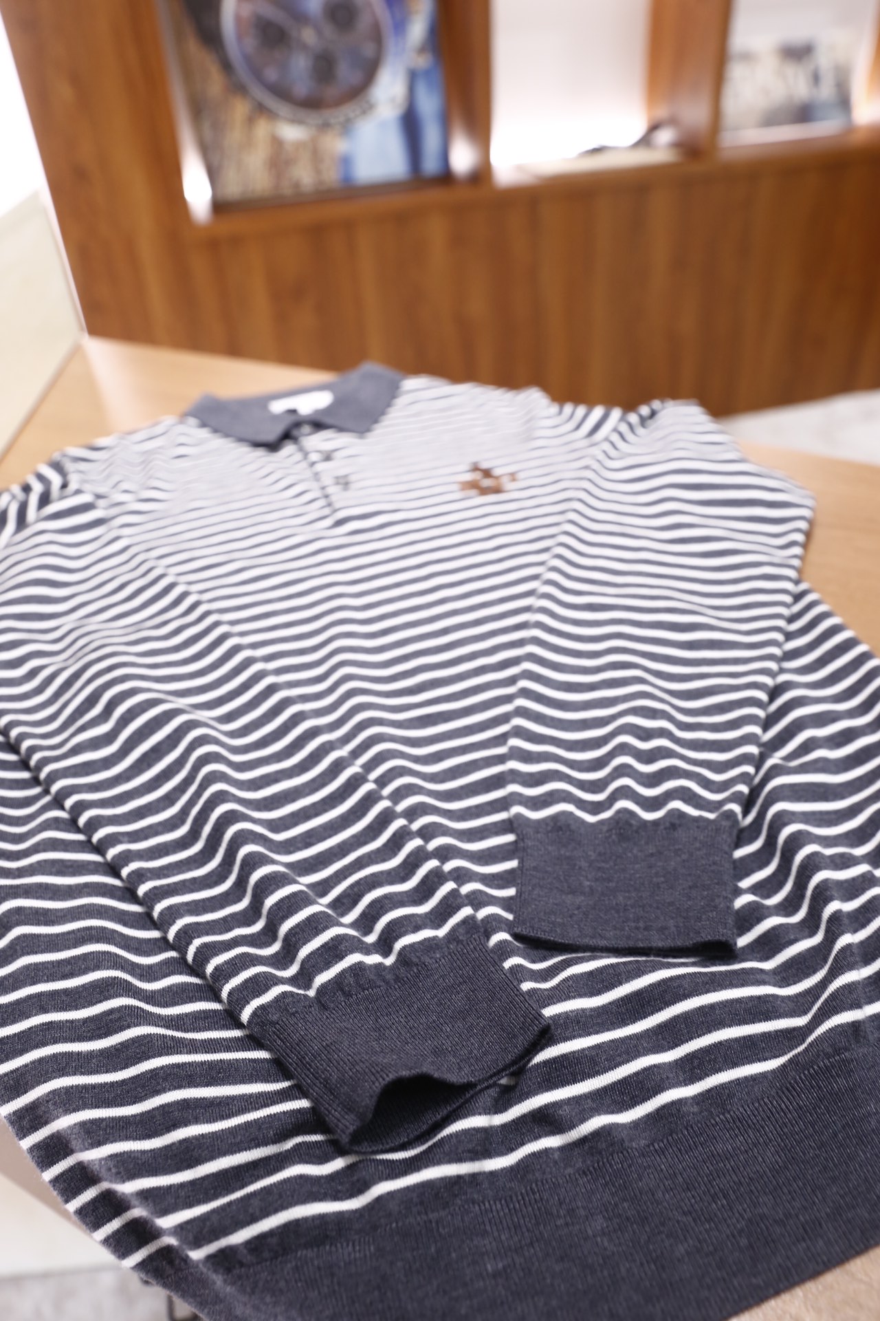 🔥普拉达.25秋冬新品！时尚男士条纹纯毛长袖Polo衫，采用细腻纯羊毛面料制作，触感柔软且保暖性出众；经