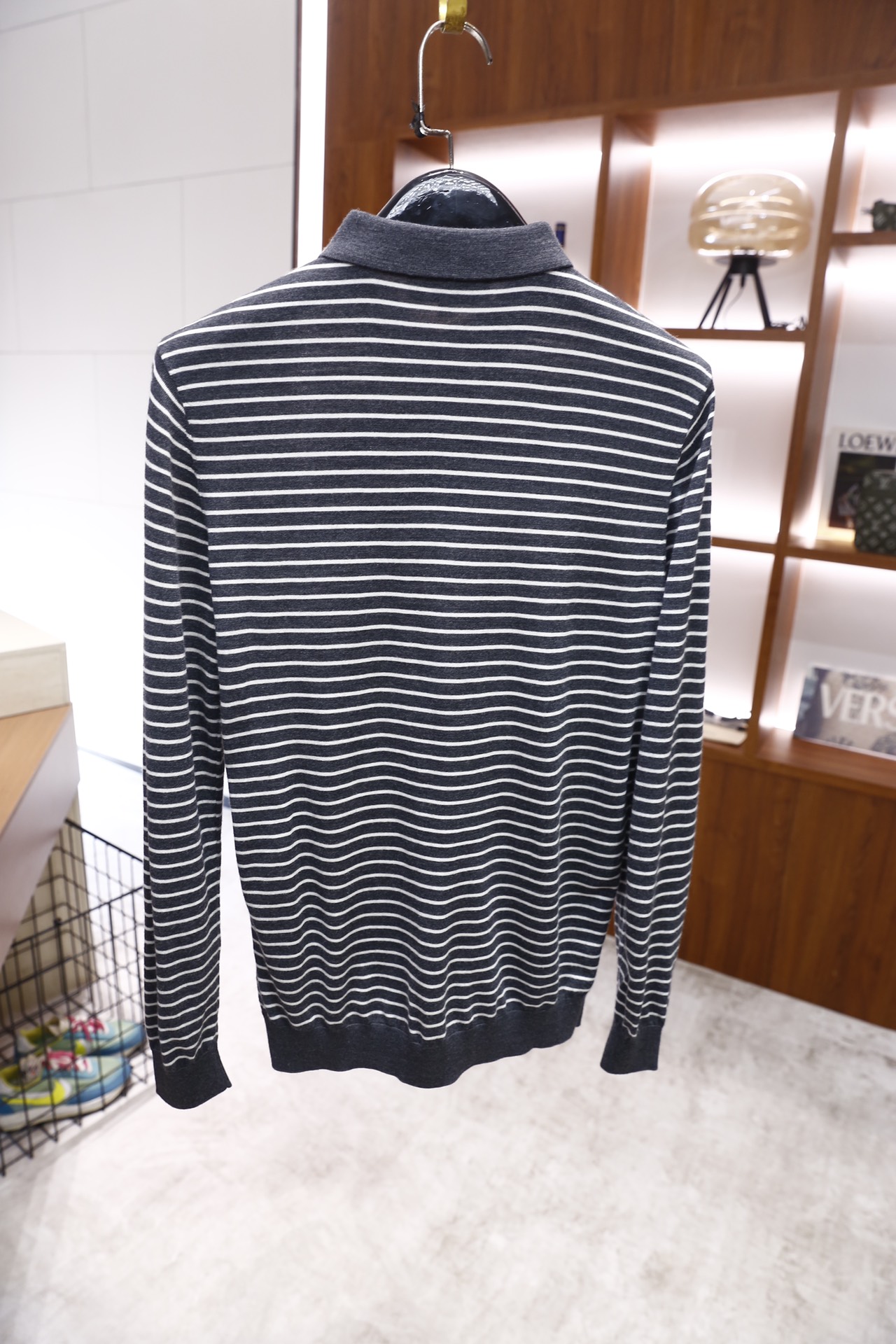 🔥普拉达.25秋冬新品！时尚男士条纹纯毛长袖Polo衫，采用细腻纯羊毛面料制作，触感柔软且保暖性出众；经