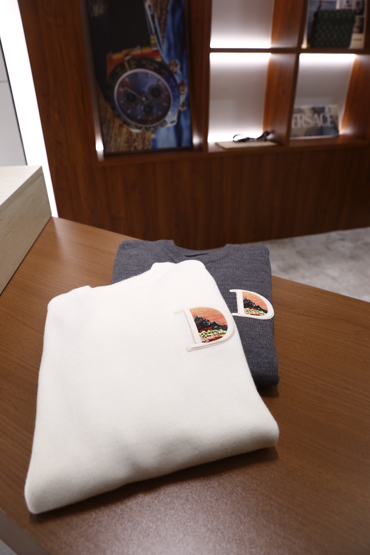 🔥迪奥/Christian Dior.25秋冬新品！时尚男士圆领针织衫采用细密的针织面料制作，质感柔软且