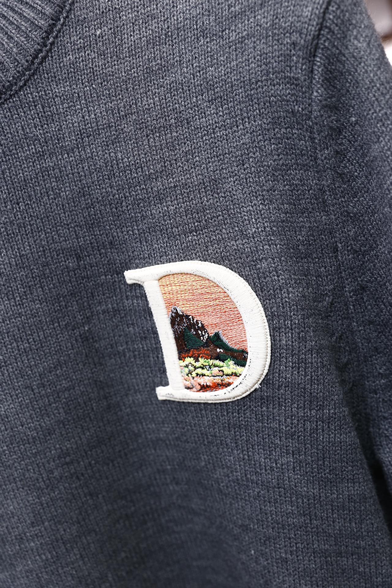 🔥迪奥/Christian Dior.25秋冬新品！时尚男士圆领针织衫采用细密的针织面料制作，质感柔软且