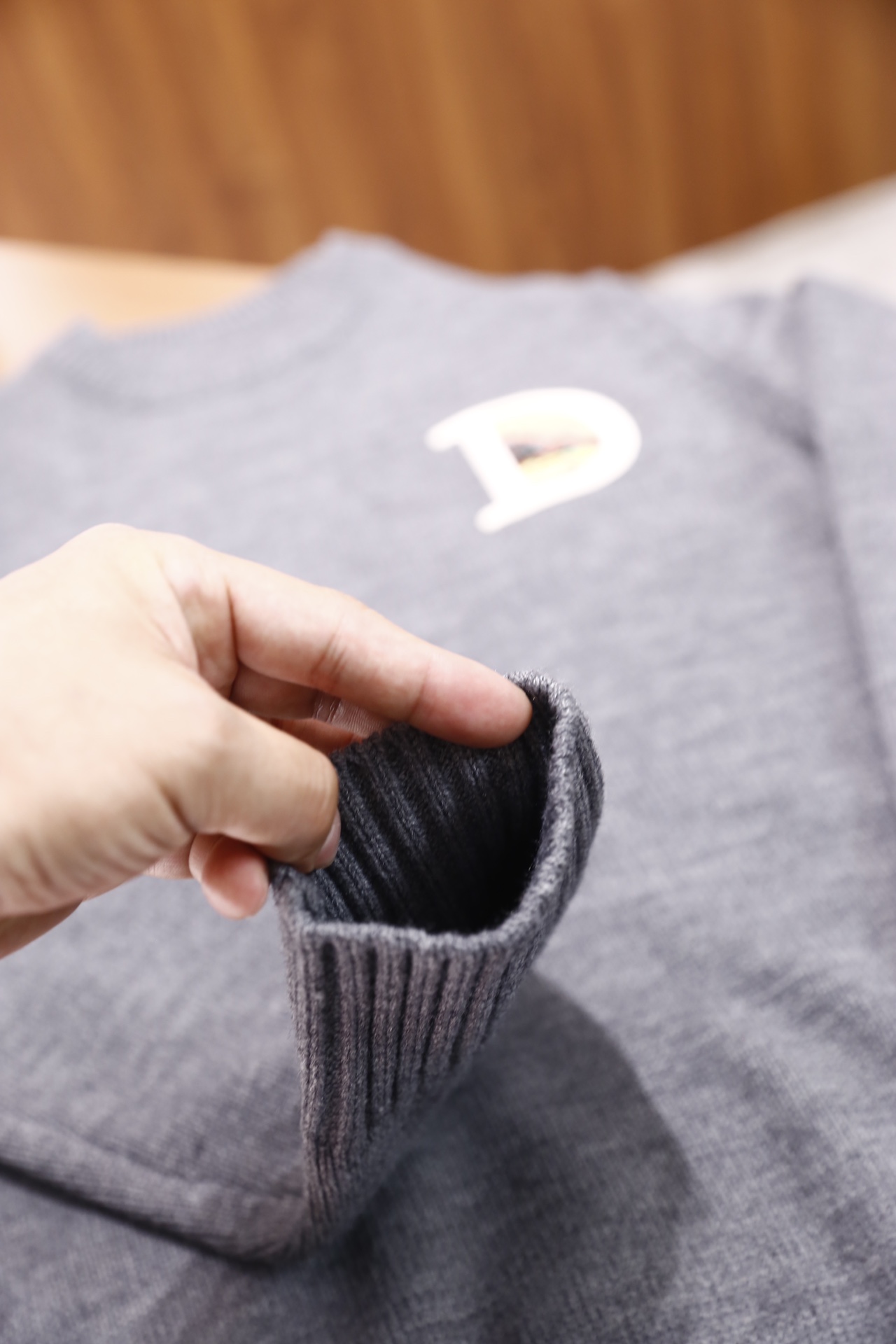 🔥迪奥/Christian Dior.25秋冬新品！时尚男士圆领针织衫采用细密的针织面料制作，质感柔软且