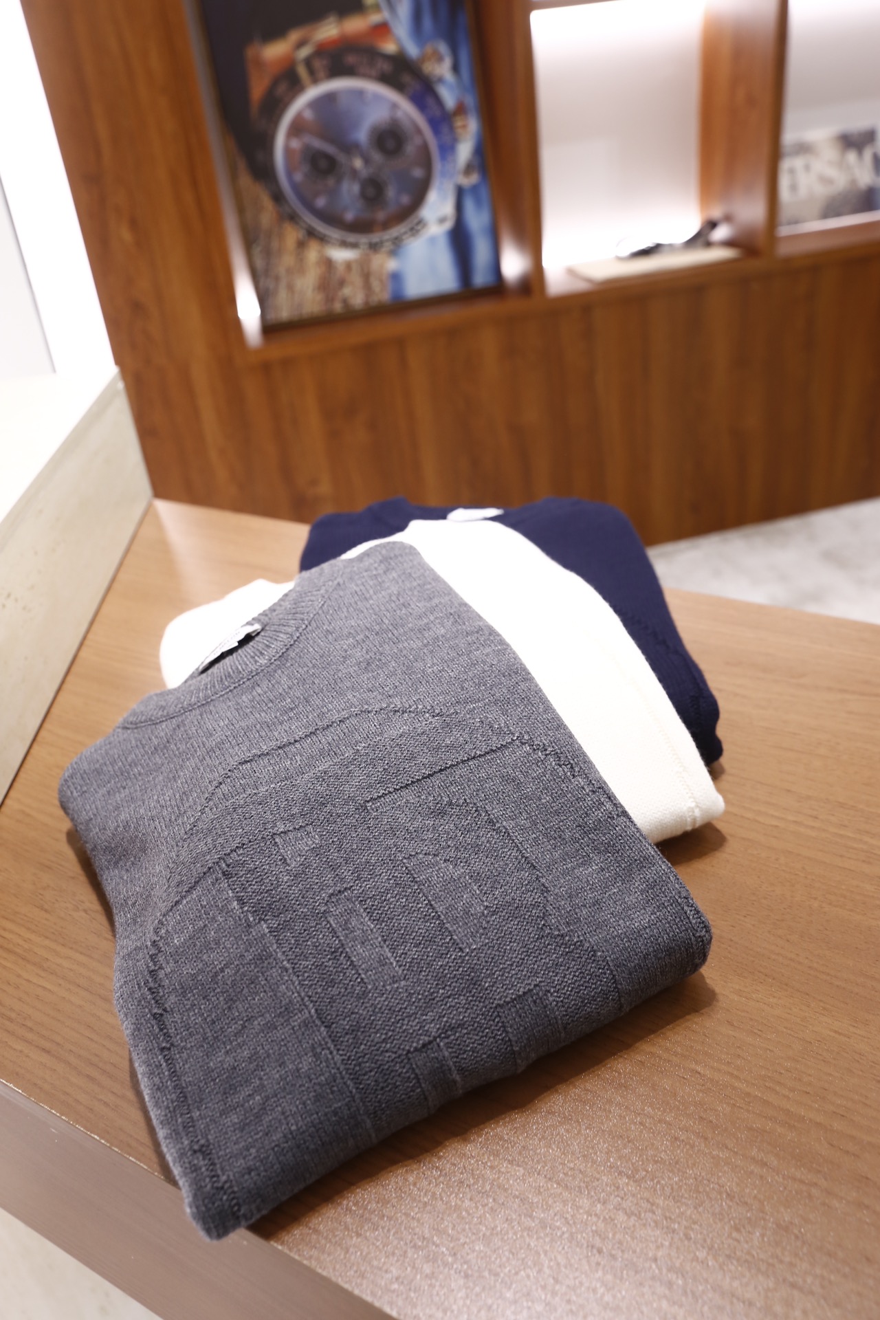 🔥巴宝丽/Burbe*ry.2025秋冬新品！时尚男士圆领针织衫采用粗针织面料打造，纹理饱满且质感厚实，