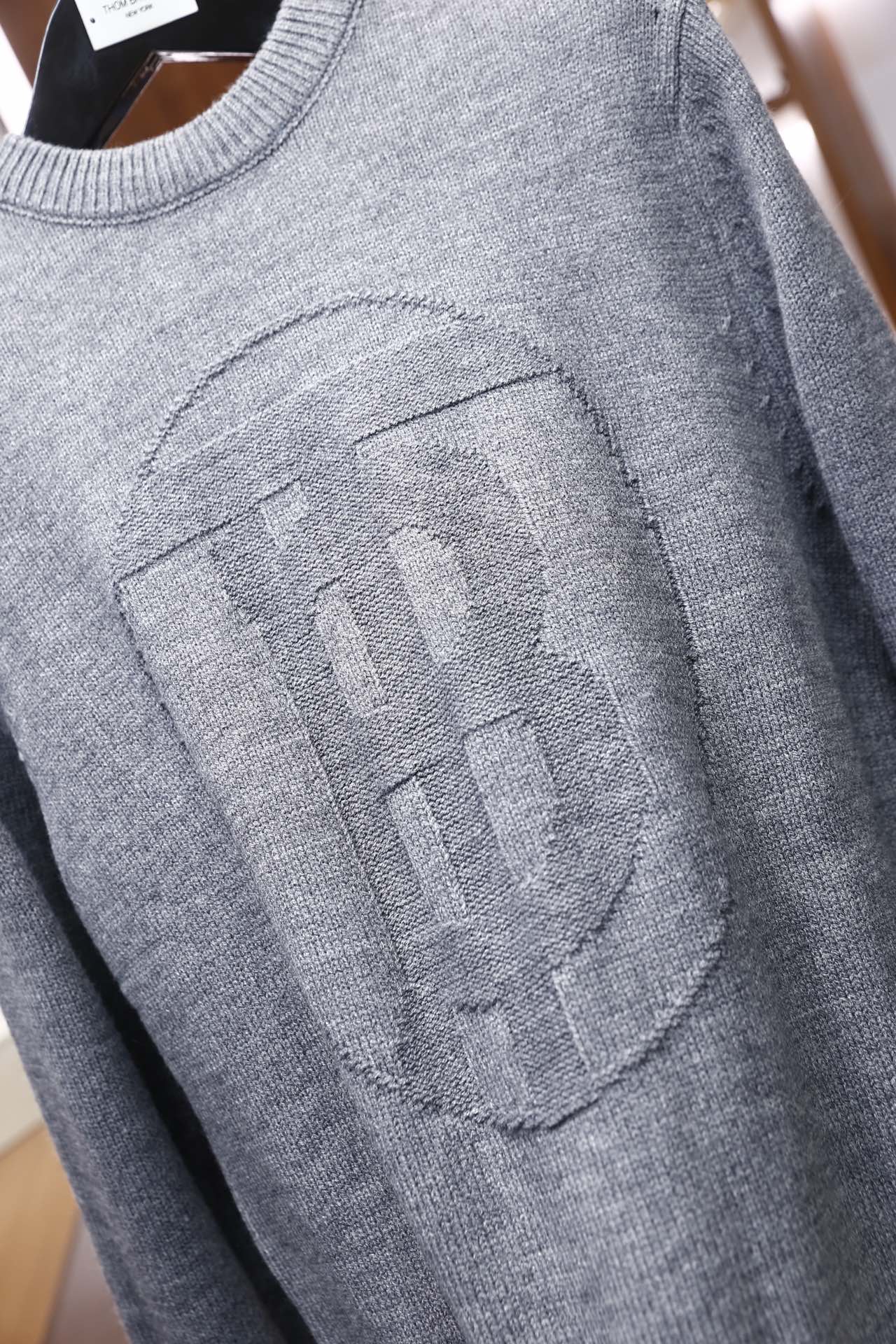 🔥巴宝丽/Burbe*ry.2025秋冬新品！时尚男士圆领针织衫采用粗针织面料打造，纹理饱满且质感厚实，