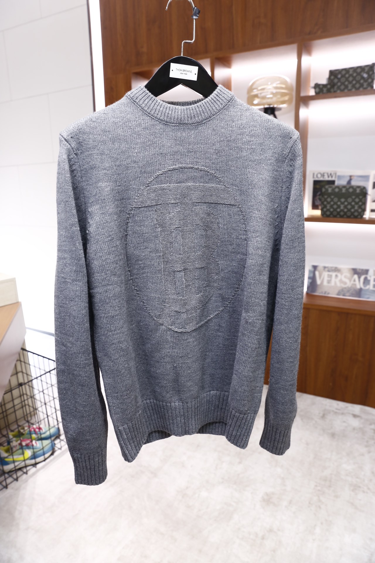 🔥巴宝丽/Burbe*ry.2025秋冬新品！时尚男士圆领针织衫采用粗针织面料打造，纹理饱满且质感厚实，