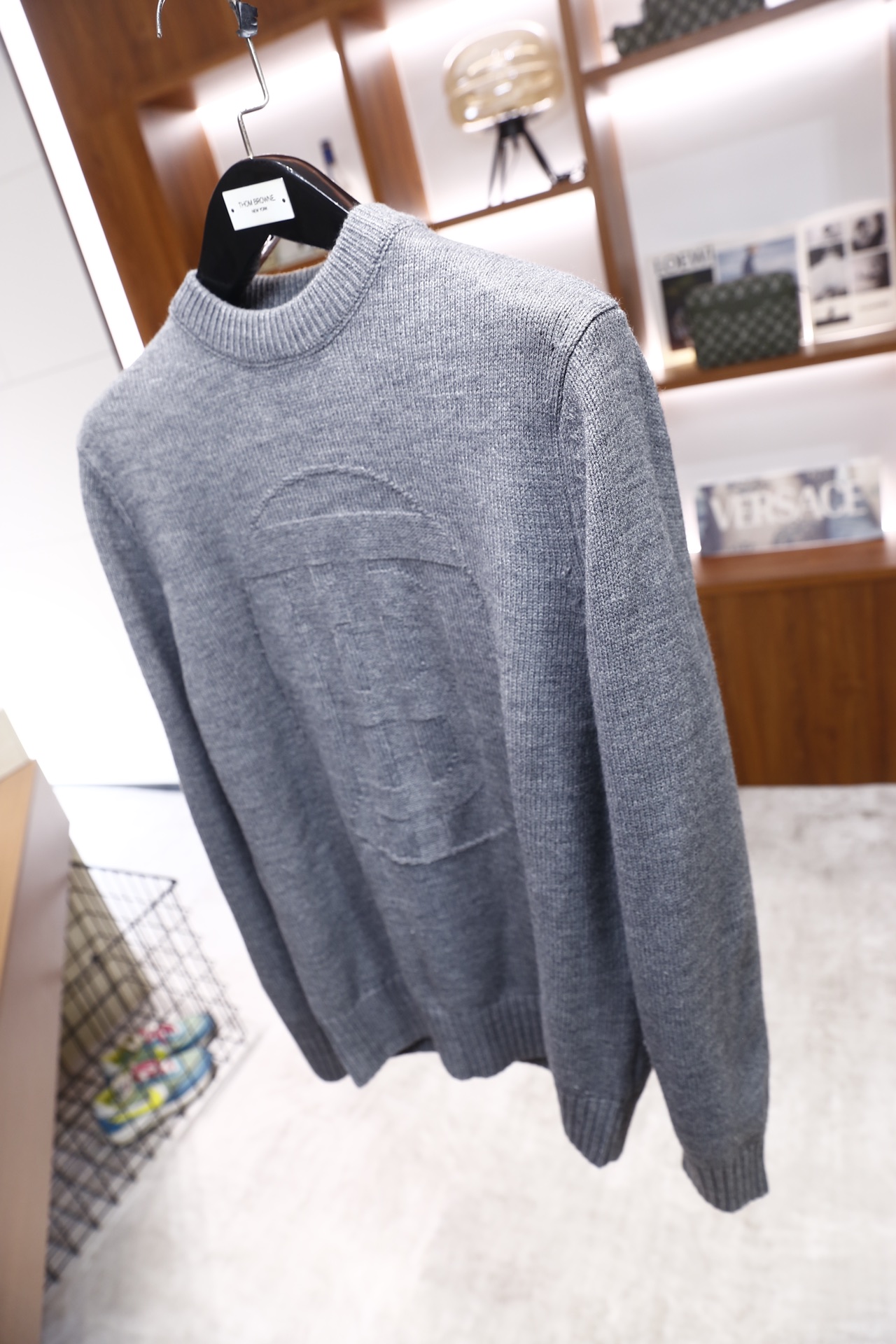 🔥巴宝丽/Burbe*ry.2025秋冬新品！时尚男士圆领针织衫采用粗针织面料打造，纹理饱满且质感厚实，