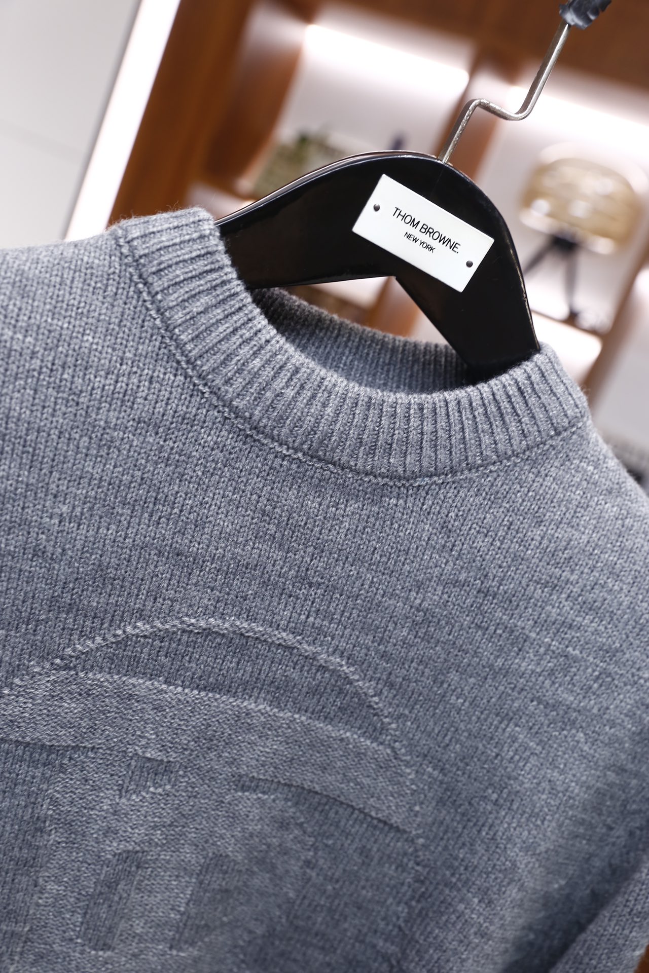 🔥巴宝丽/Burbe*ry.2025秋冬新品！时尚男士圆领针织衫采用粗针织面料打造，纹理饱满且质感厚实，