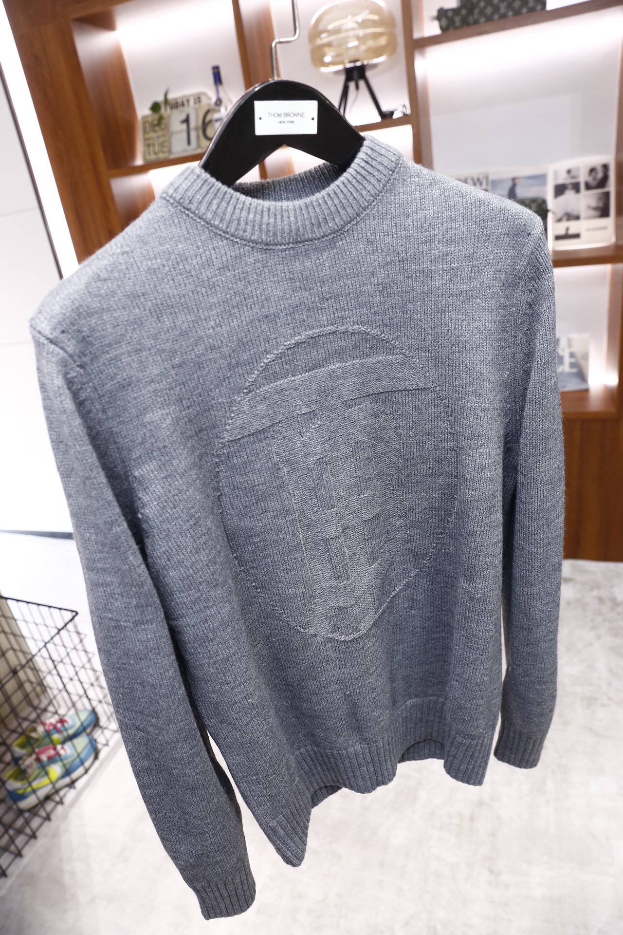 🔥巴宝丽/Burbe*ry.2025秋冬新品！时尚男士圆领针织衫采用粗针织面料打造，纹理饱满且质感厚实，