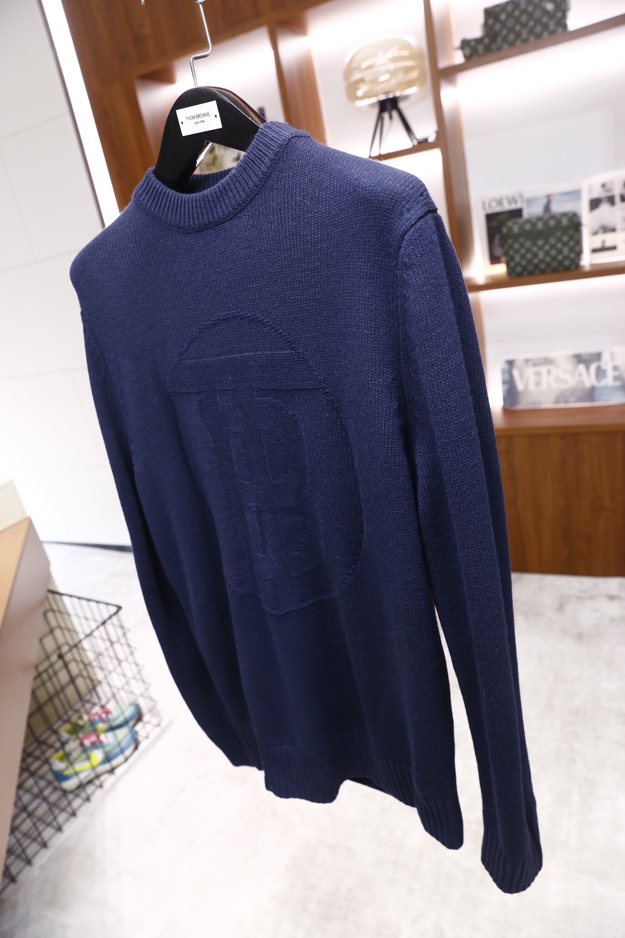 🔥巴宝丽/Burbe*ry.2025秋冬新品！时尚男士圆领针织衫采用粗针织面料打造，纹理饱满且质感厚实，