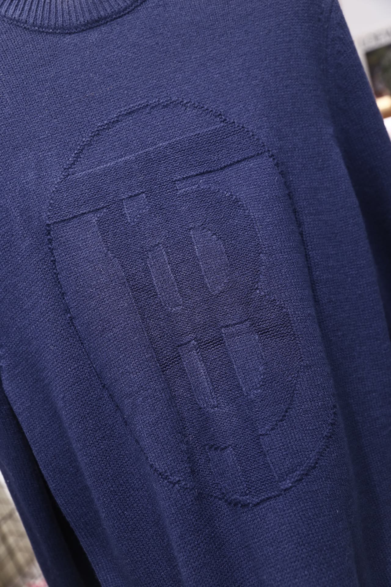 🔥巴宝丽/Burbe*ry.2025秋冬新品！时尚男士圆领针织衫采用粗针织面料打造，纹理饱满且质感厚实，