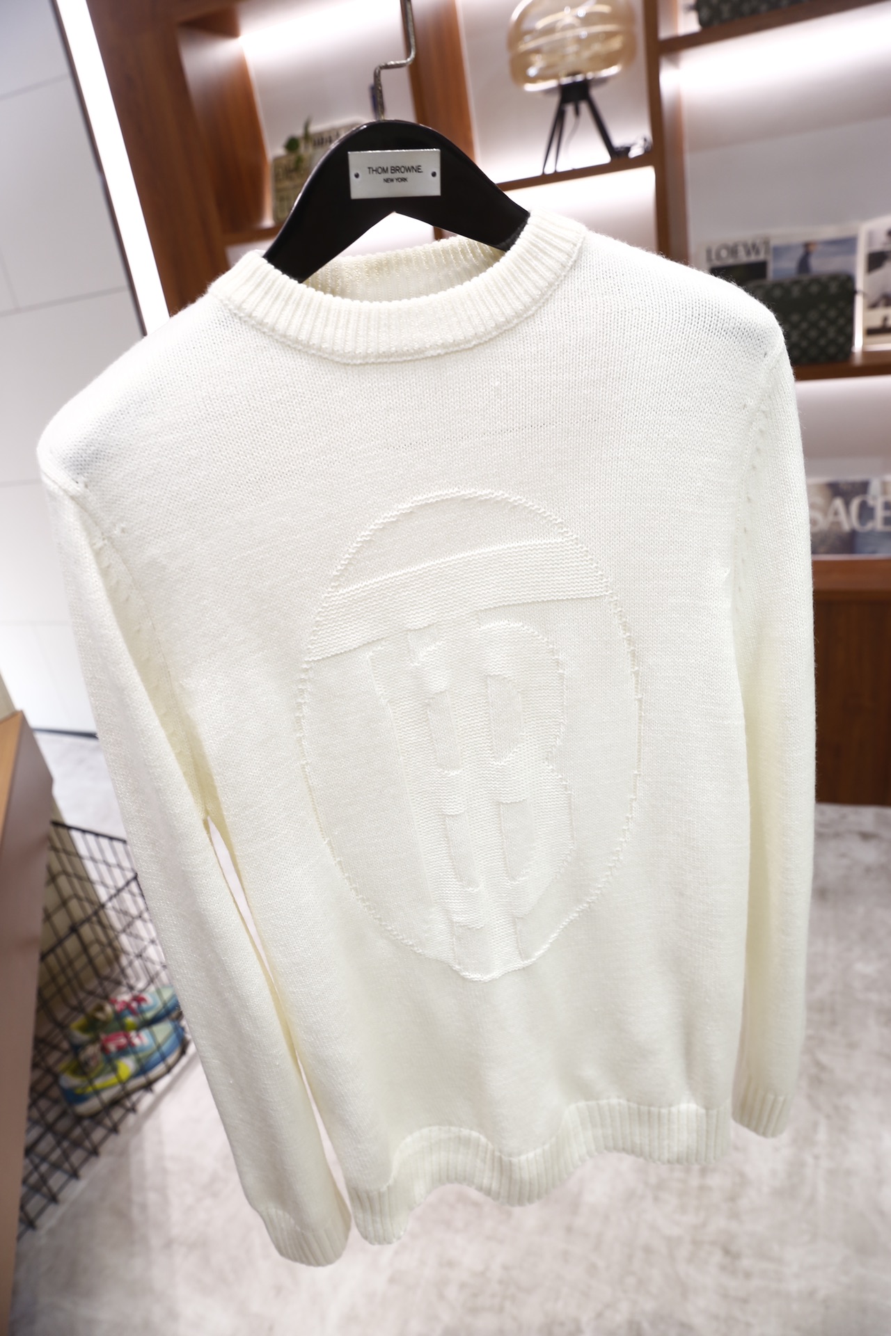 🔥巴宝丽/Burbe*ry.2025秋冬新品！时尚男士圆领针织衫采用粗针织面料打造，纹理饱满且质感厚实，