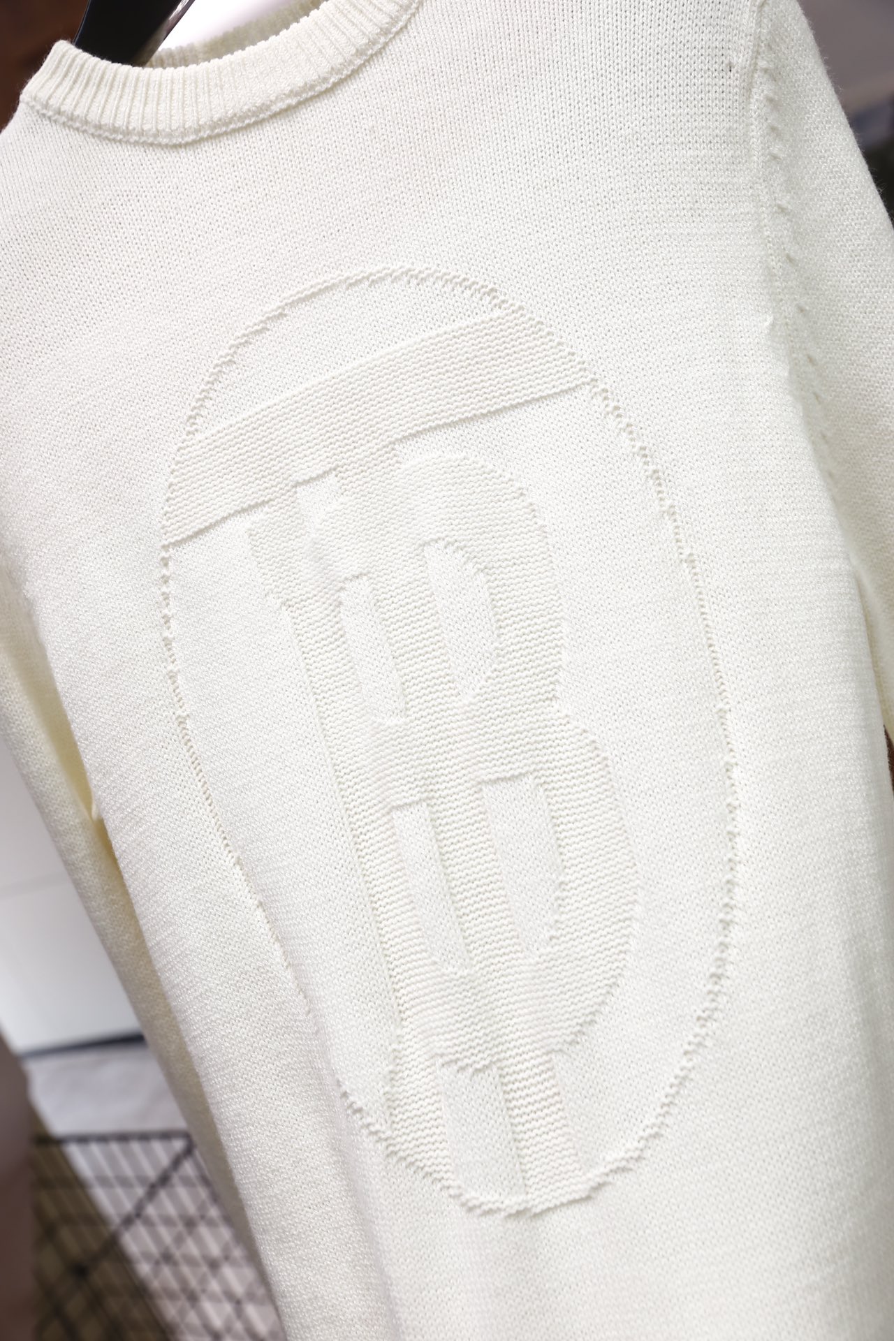 🔥巴宝丽/Burbe*ry.2025秋冬新品！时尚男士圆领针织衫采用粗针织面料打造，纹理饱满且质感厚实，