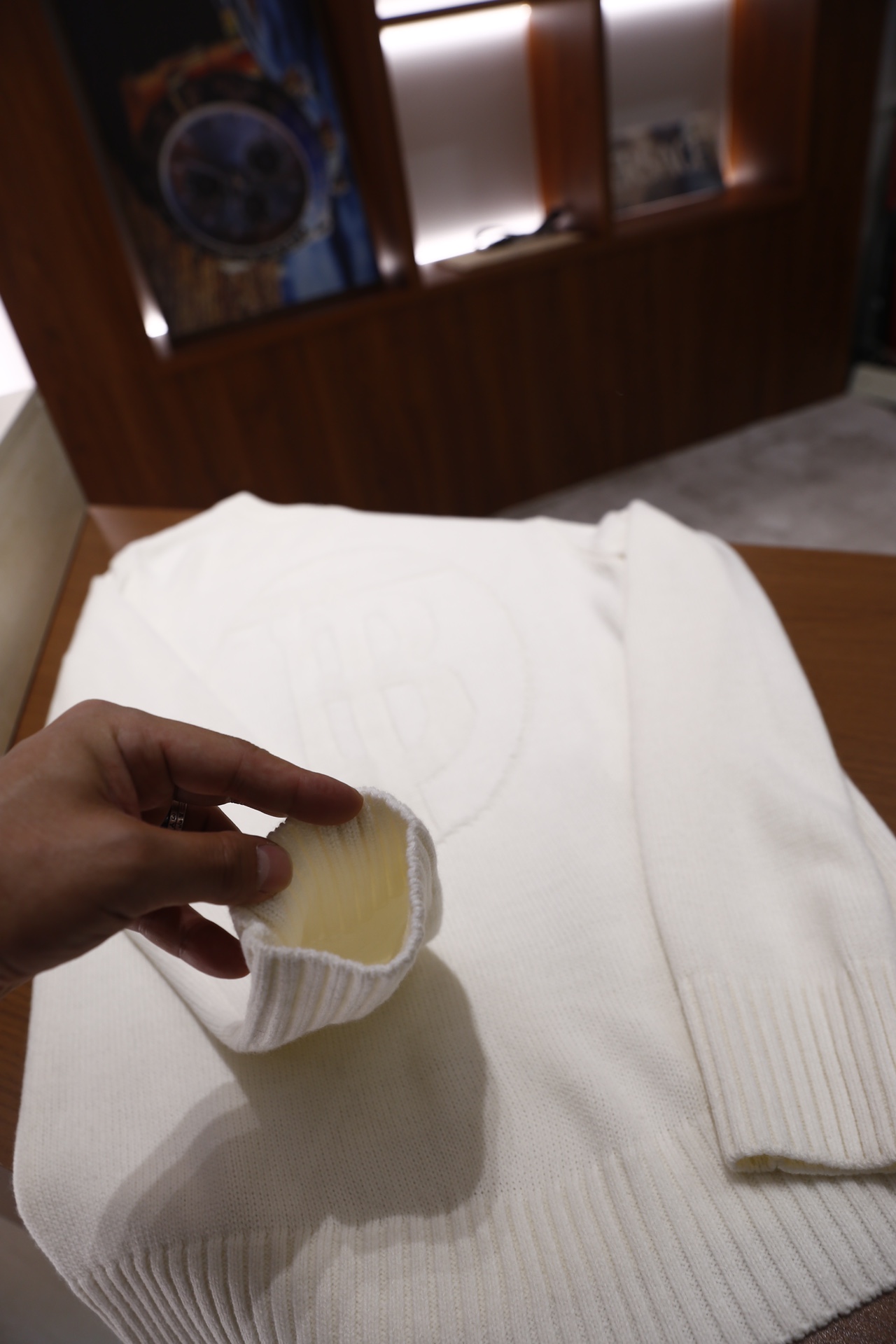 🔥巴宝丽/Burbe*ry.2025秋冬新品！时尚男士圆领针织衫采用粗针织面料打造，纹理饱满且质感厚实，