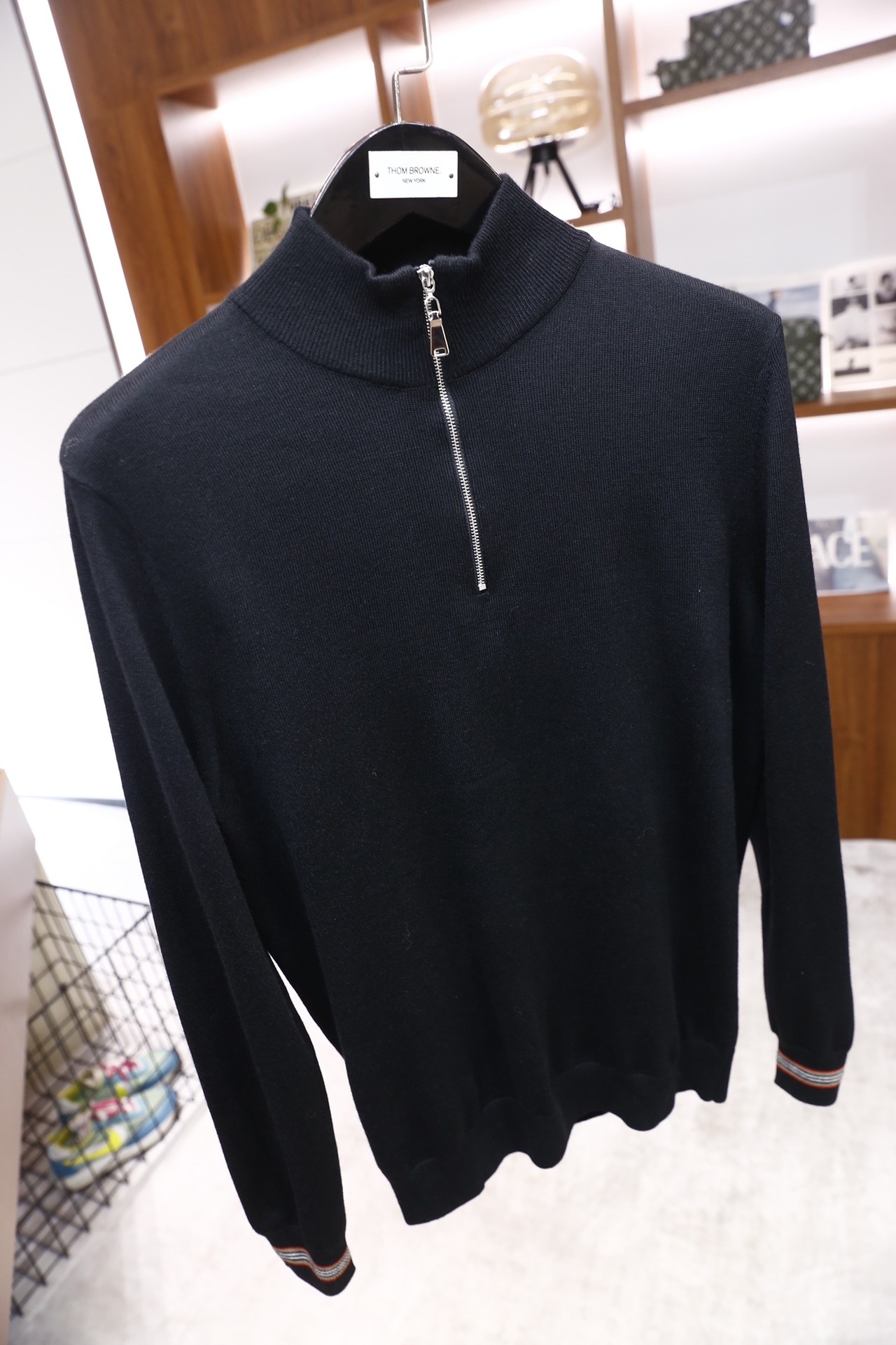 🔥巴宝莉/Burber*y.25秋冬新品！时尚男士半高领针织衫采用细腻的针织面料打造，领口处设计银色金属