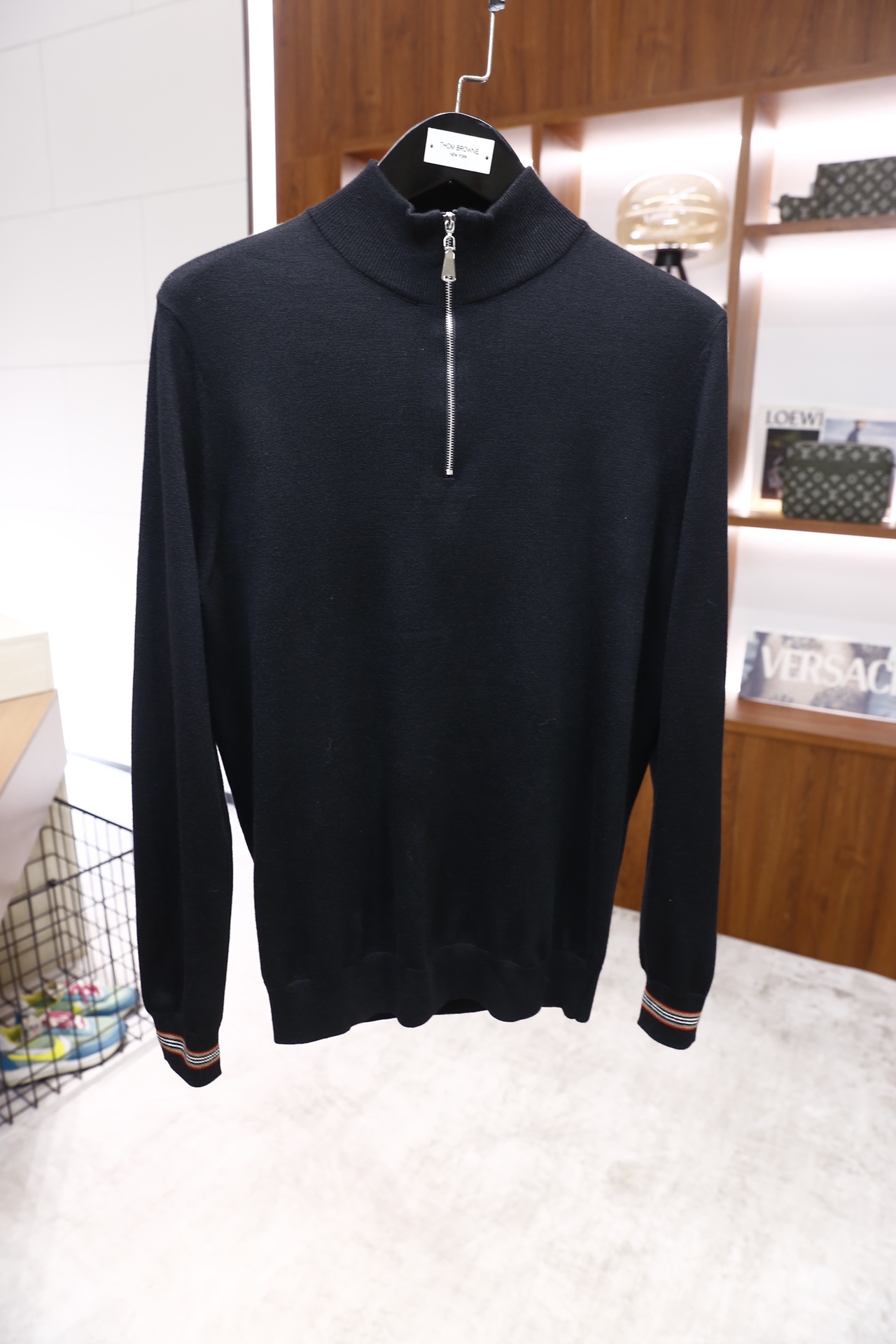 🔥巴宝莉/Burber*y.25秋冬新品！时尚男士半高领针织衫采用细腻的针织面料打造，领口处设计银色金属