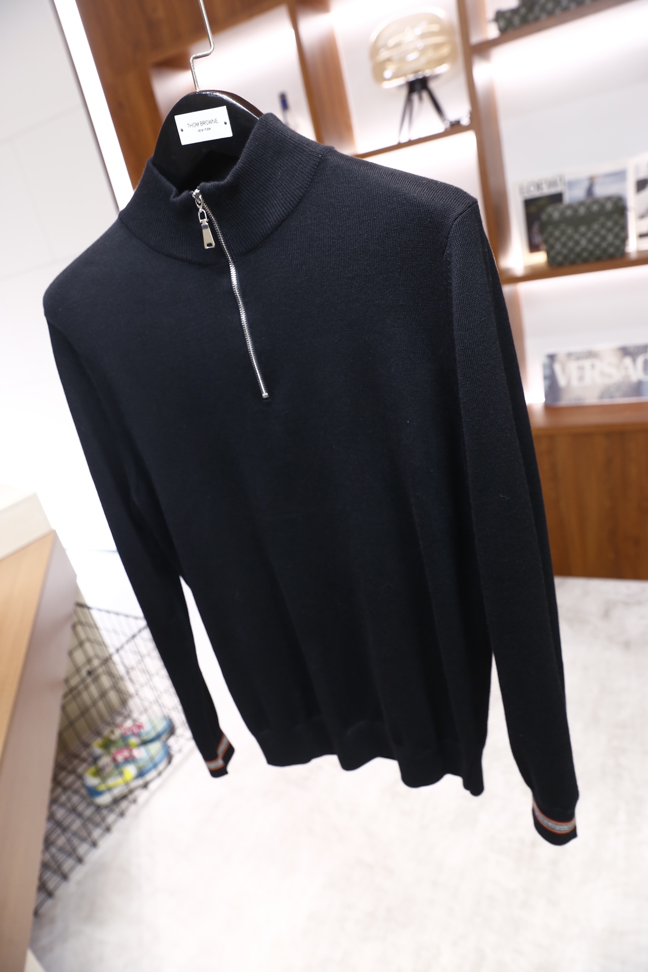 🔥巴宝莉/Burber*y.25秋冬新品！时尚男士半高领针织衫采用细腻的针织面料打造，领口处设计银色金属