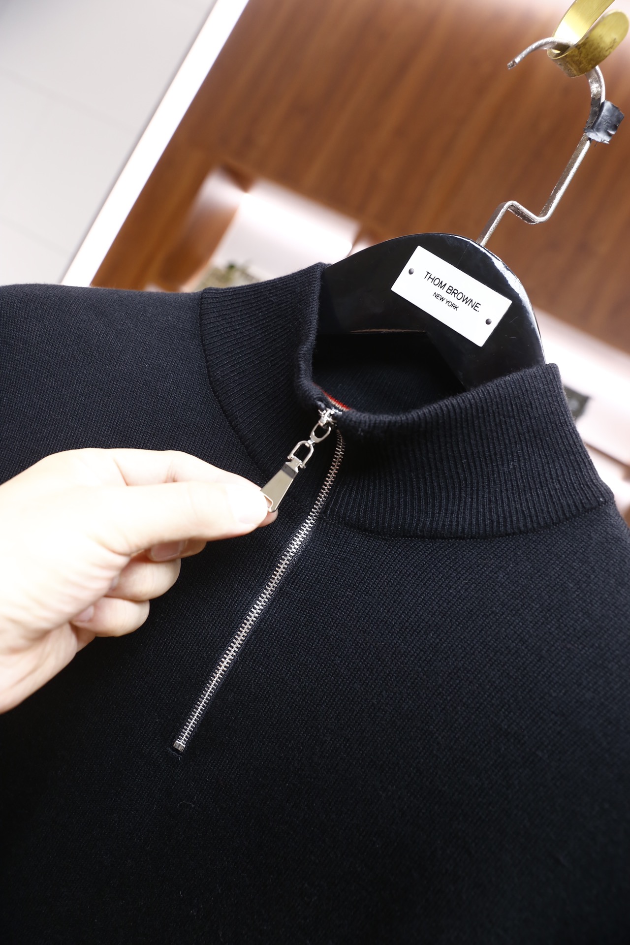 🔥巴宝莉/Burber*y.25秋冬新品！时尚男士半高领针织衫采用细腻的针织面料打造，领口处设计银色金属