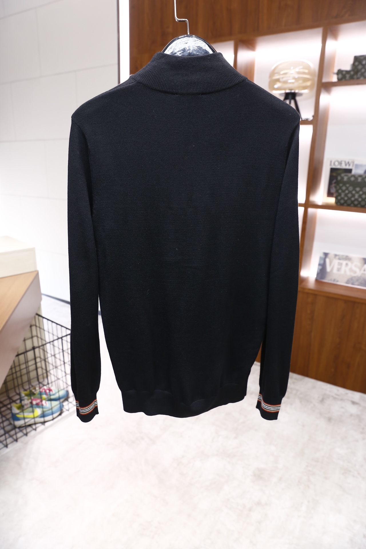 🔥巴宝莉/Burber*y.25秋冬新品！时尚男士半高领针织衫采用细腻的针织面料打造，领口处设计银色金属