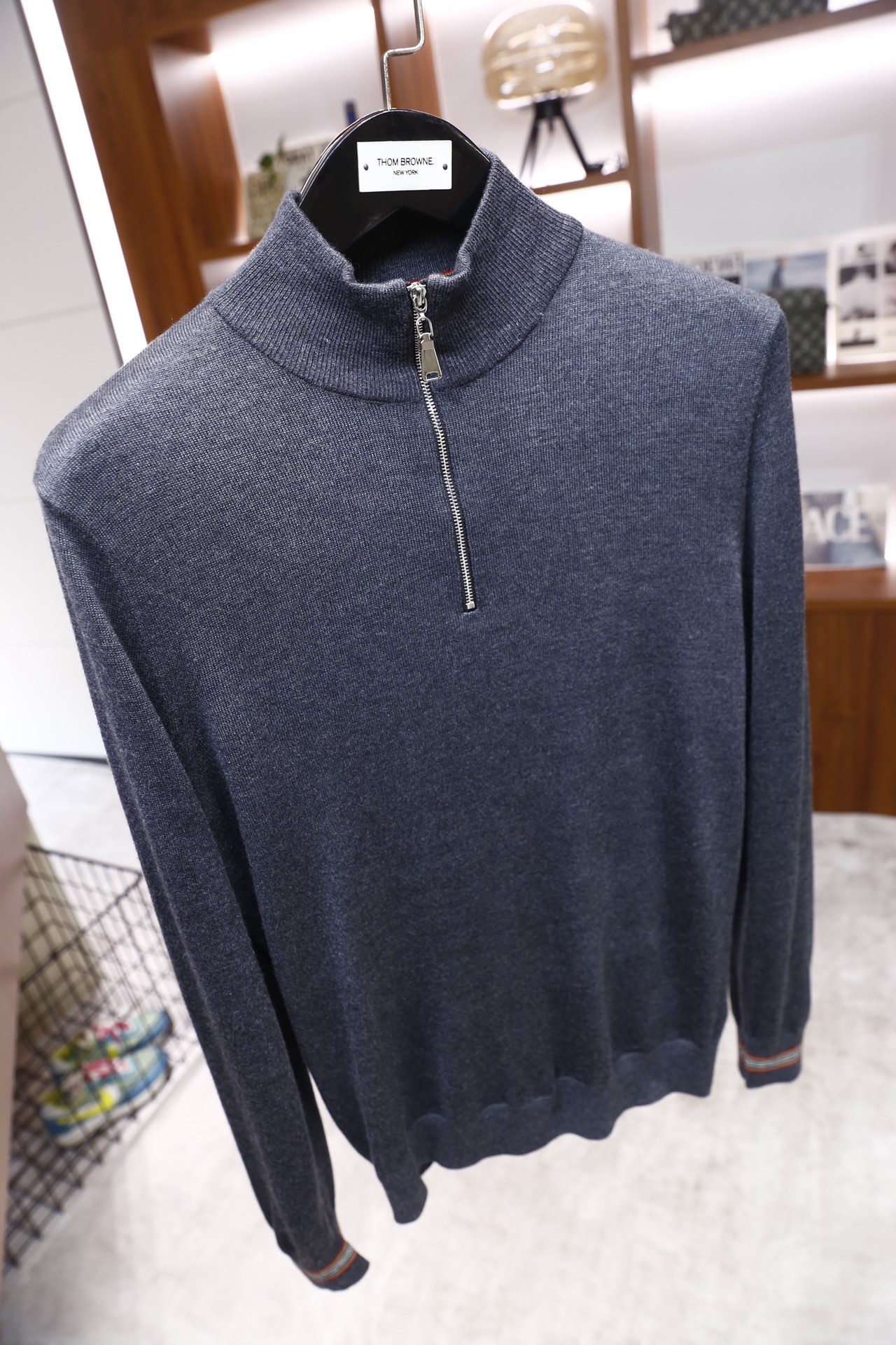 🔥巴宝莉/Burber*y.25秋冬新品！时尚男士半高领针织衫采用细腻的针织面料打造，领口处设计银色金属