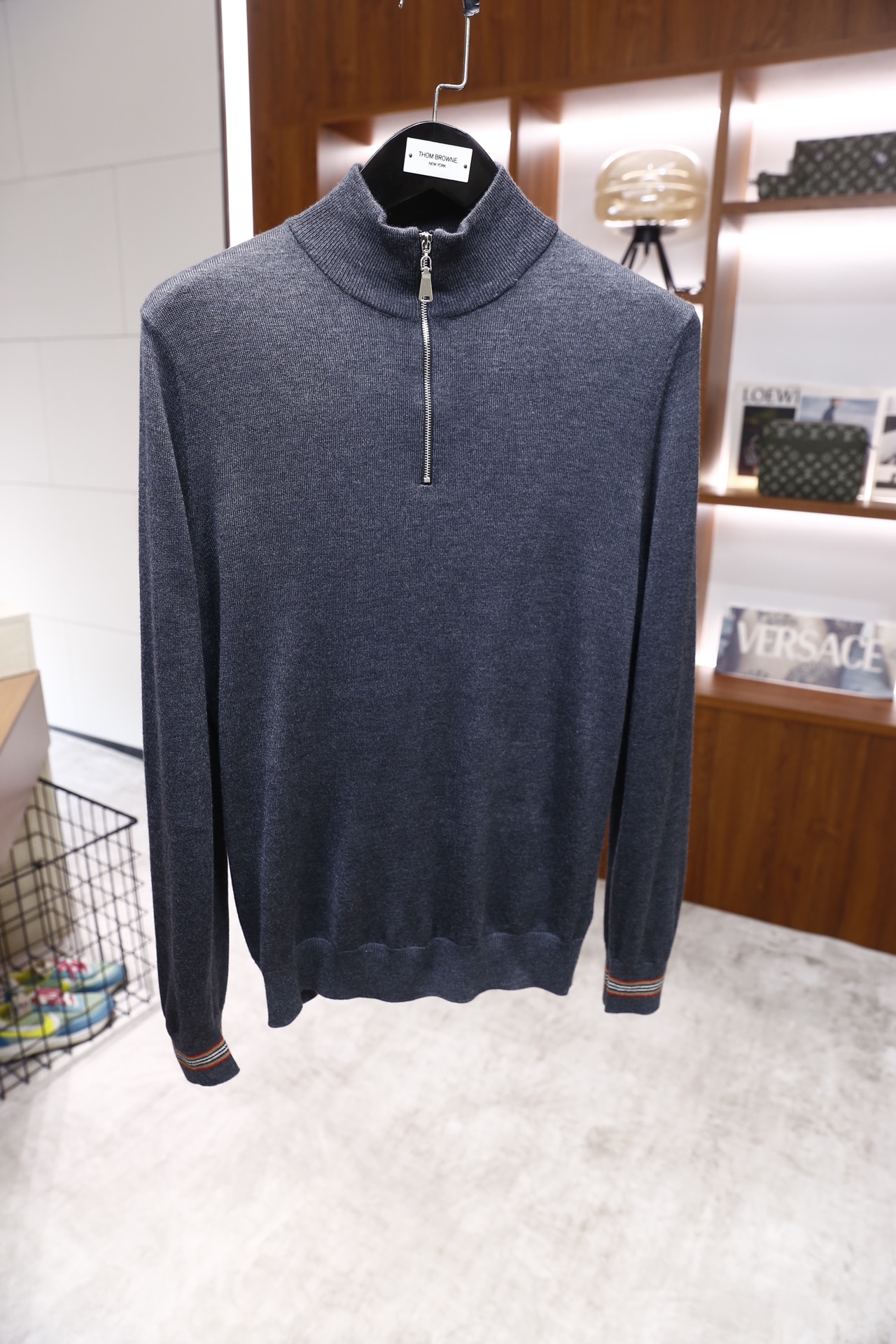 🔥巴宝莉/Burber*y.25秋冬新品！时尚男士半高领针织衫采用细腻的针织面料打造，领口处设计银色金属