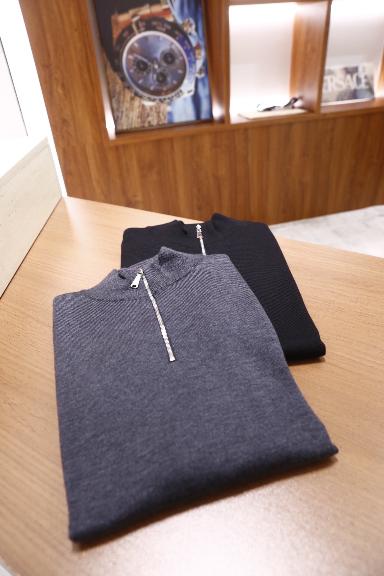 🔥巴宝莉/Burber*y.25秋冬新品！时尚男士半高领针织衫采用细腻的针织面料打造，领口处设计银色金属