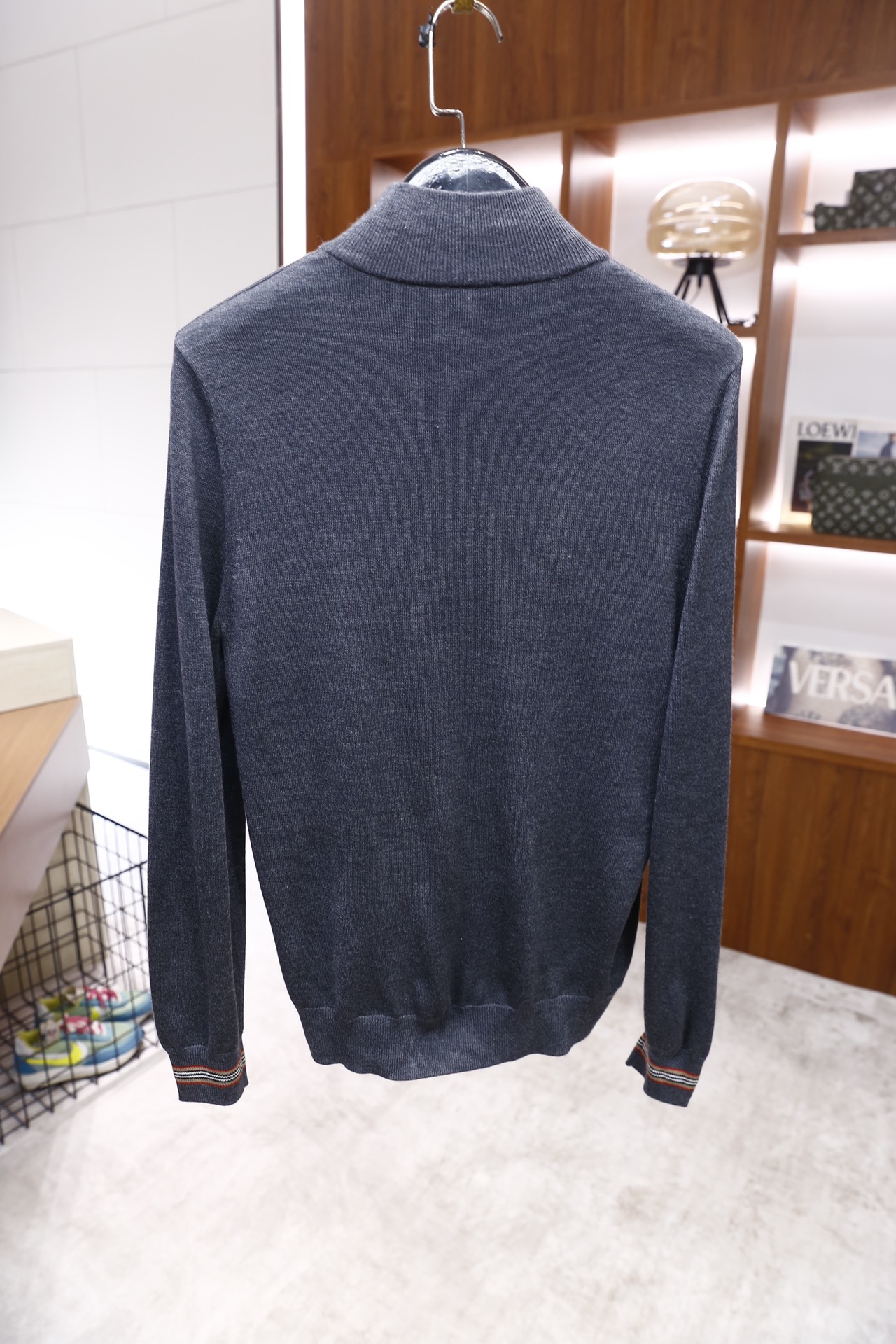 🔥巴宝莉/Burber*y.25秋冬新品！时尚男士半高领针织衫采用细腻的针织面料打造，领口处设计银色金属