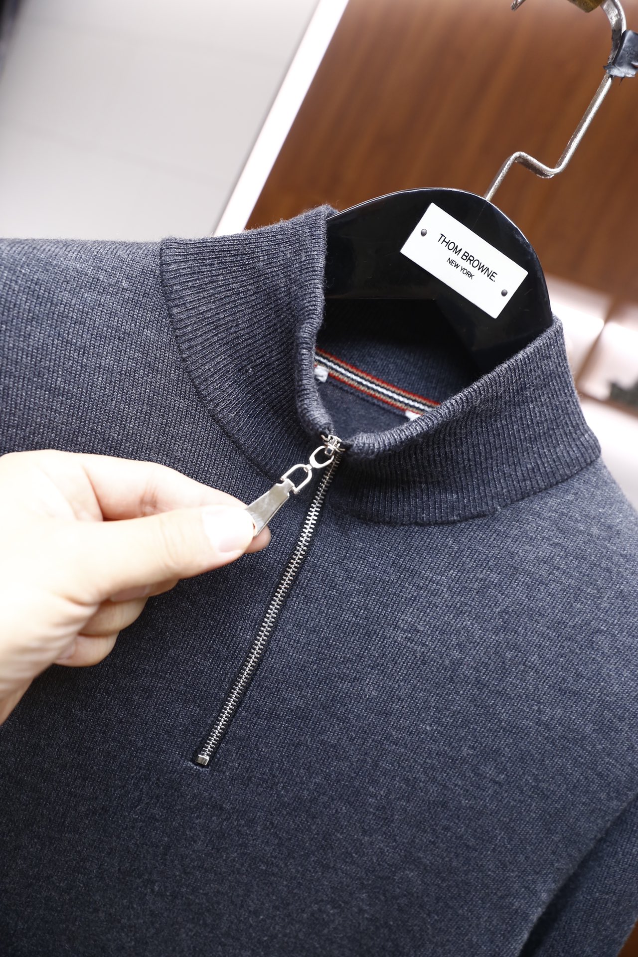 🔥巴宝莉/Burber*y.25秋冬新品！时尚男士半高领针织衫采用细腻的针织面料打造，领口处设计银色金属