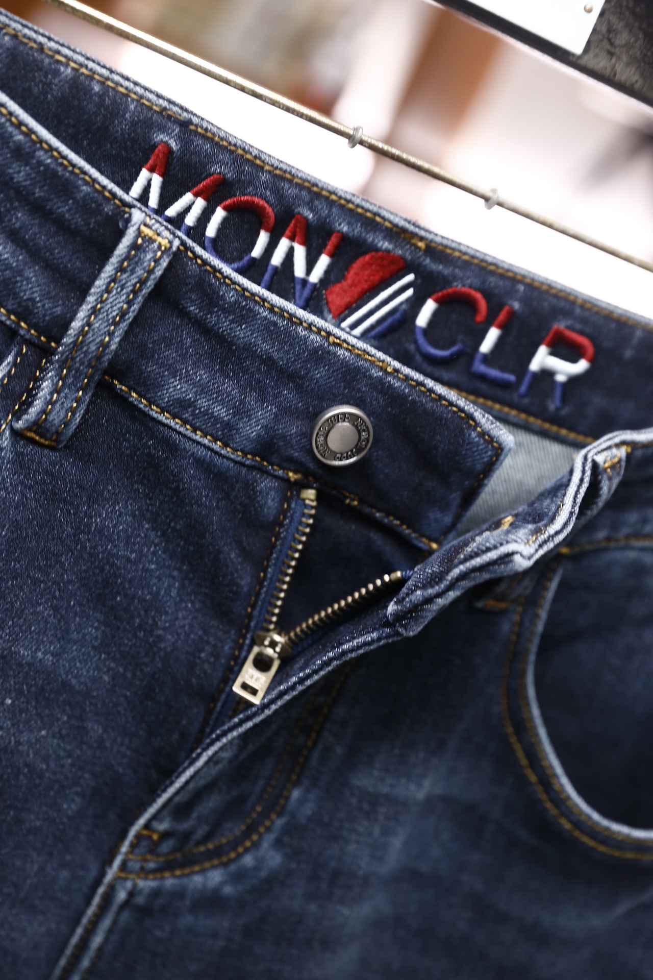 🔥蒙口/Mon*ler.25秋季新品时尚男士牛仔裤👖采用客供水洗弹力牛仔裤！奢华经典品牌Logo设计！时