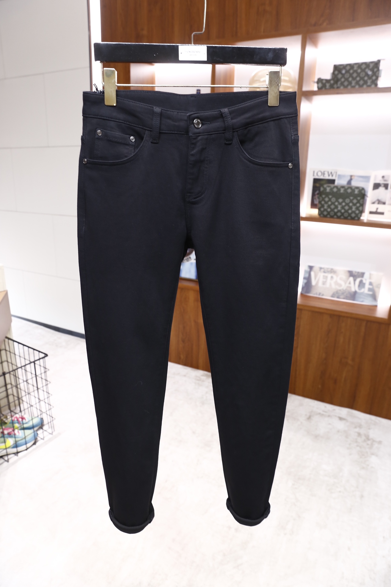 🔥杰尼亚/Ze*na.2025秋季新款原单高端男士深色百搭休闲牛仔裤！奢华经典定制LOGO配饰 身穿着非