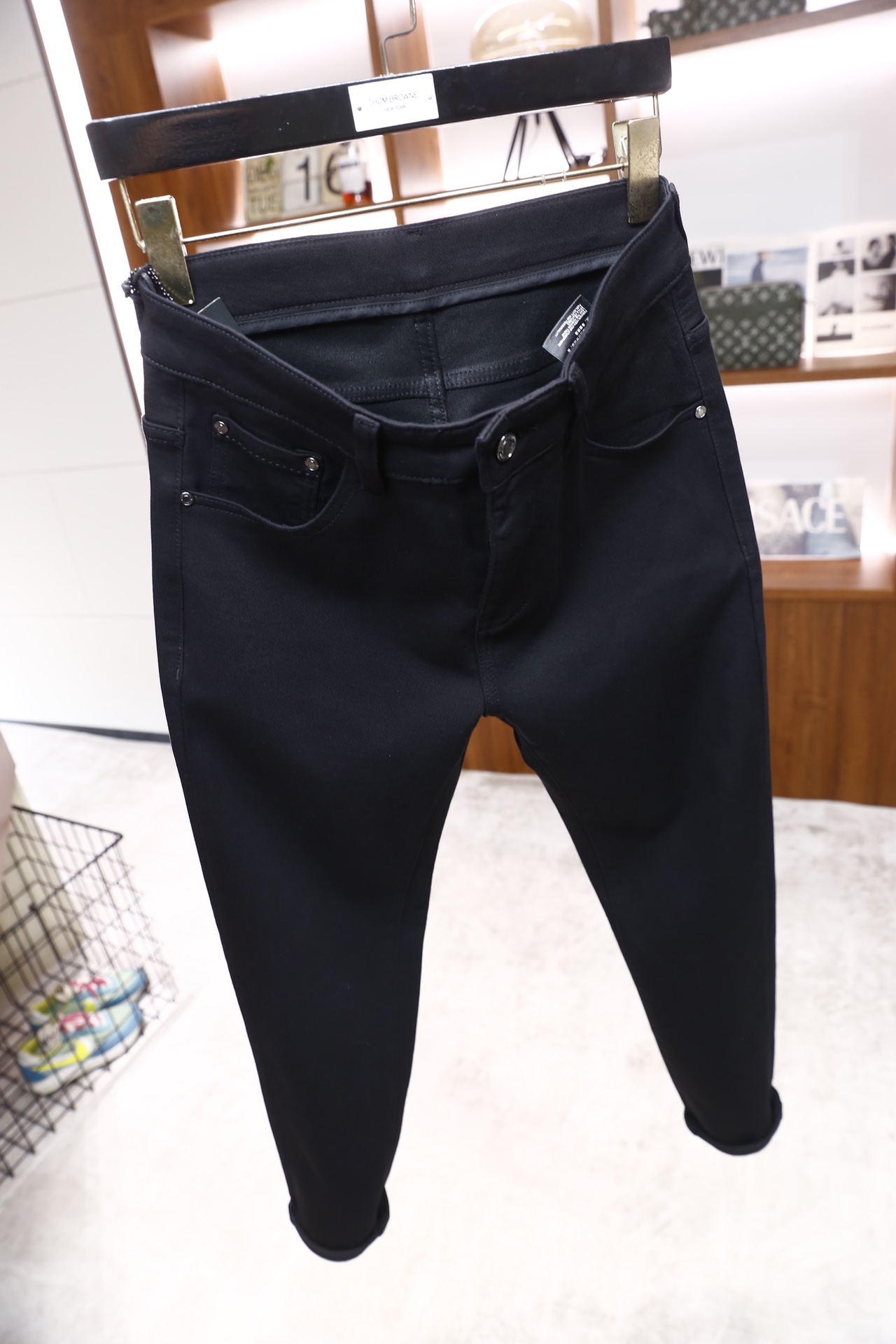 🔥杰尼亚/Ze*na.2025秋季新款原单高端男士深色百搭休闲牛仔裤！奢华经典定制LOGO配饰 身穿着非