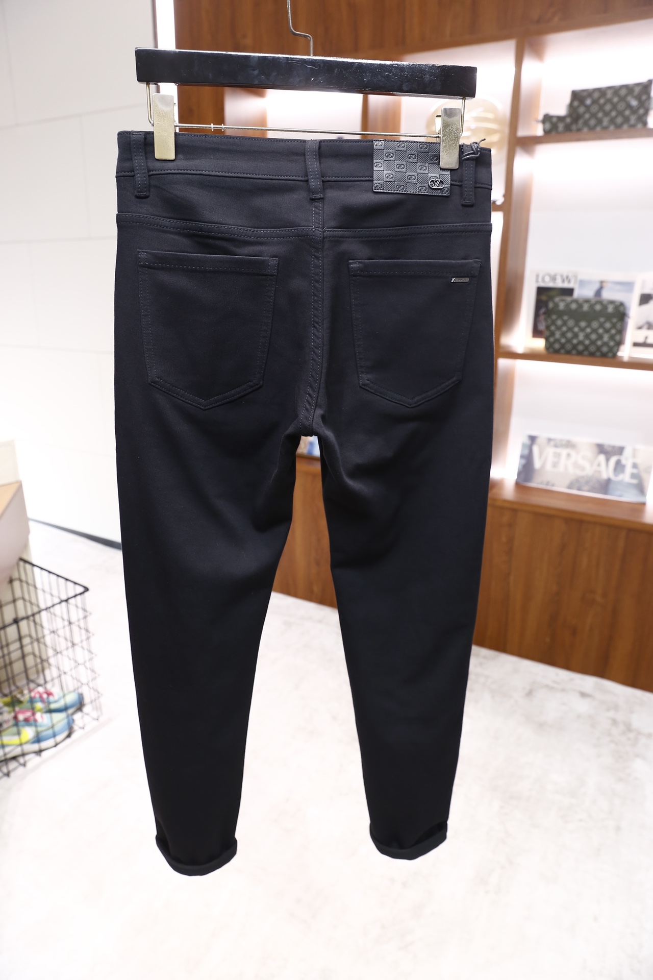 🔥杰尼亚/Ze*na.2025秋季新款原单高端男士深色百搭休闲牛仔裤！奢华经典定制LOGO配饰 身穿着非