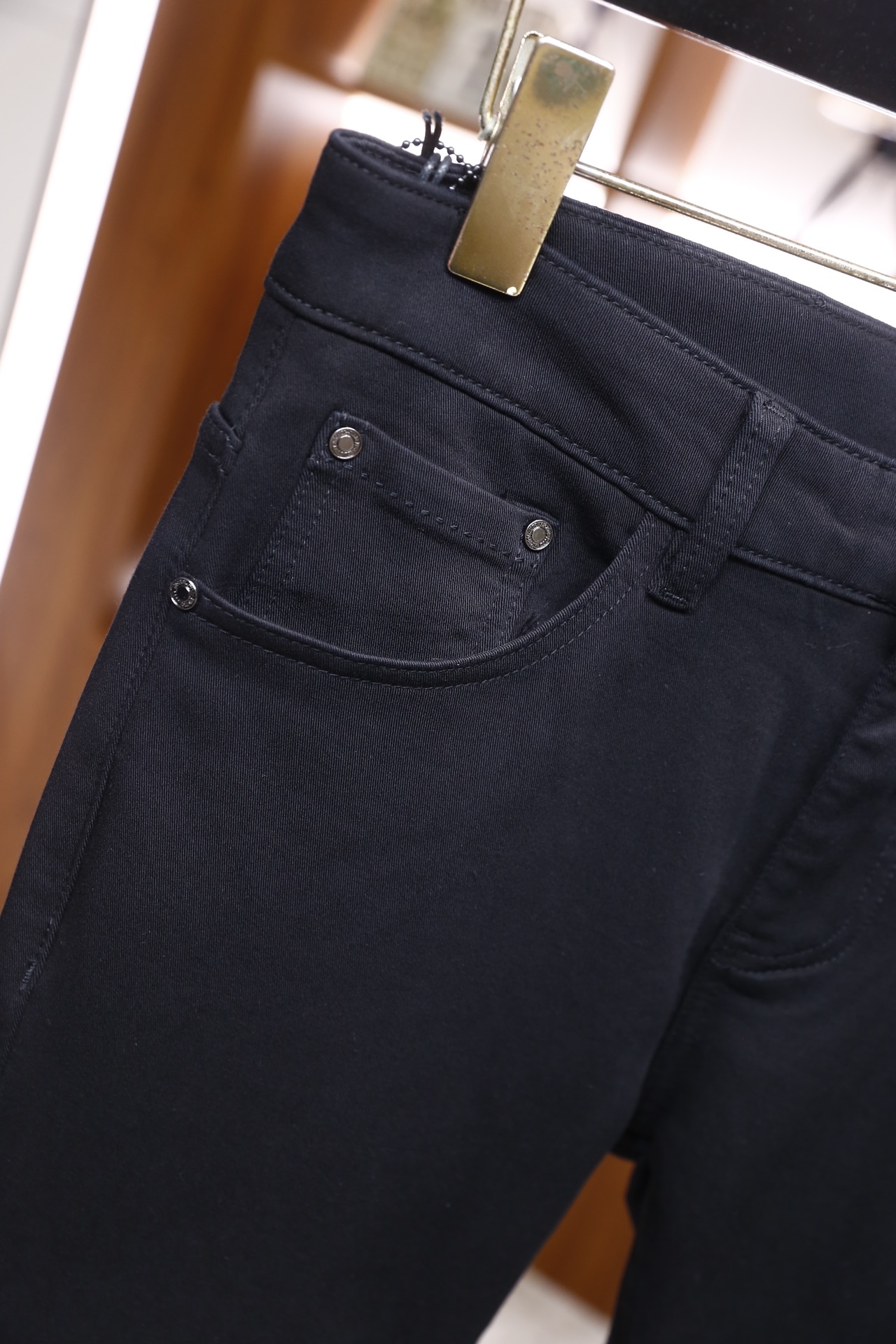 🔥杰尼亚/Ze*na.2025秋季新款原单高端男士深色百搭休闲牛仔裤！奢华经典定制LOGO配饰 身穿着非