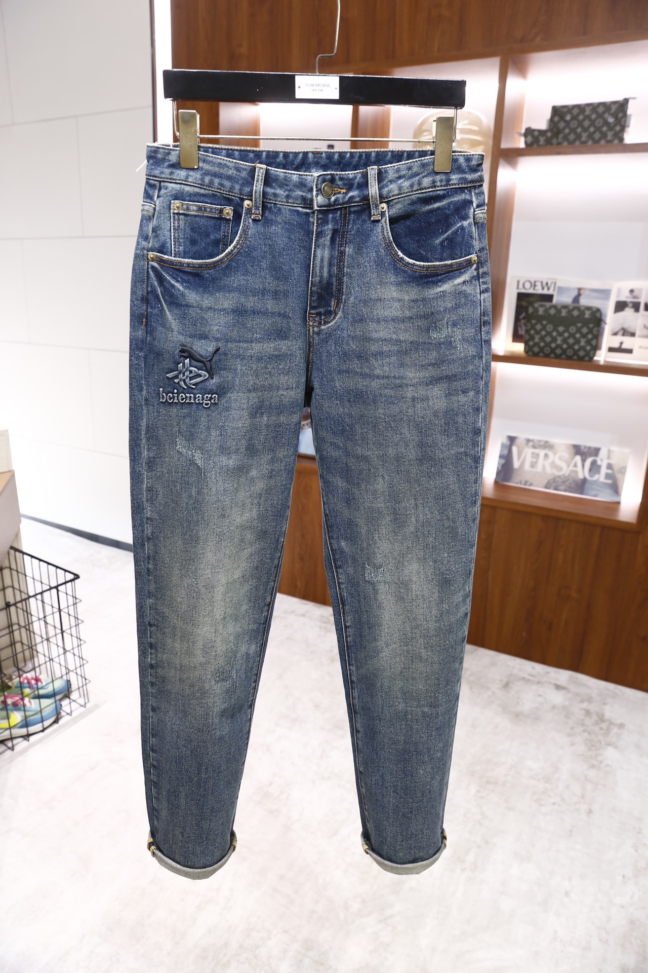 🔥巴黎世家.25秋冬新品！时尚男士百搭牛仔裤，裤身呈现出自然的磨白做旧效果，背部有标志性的字母压纹皮牌装