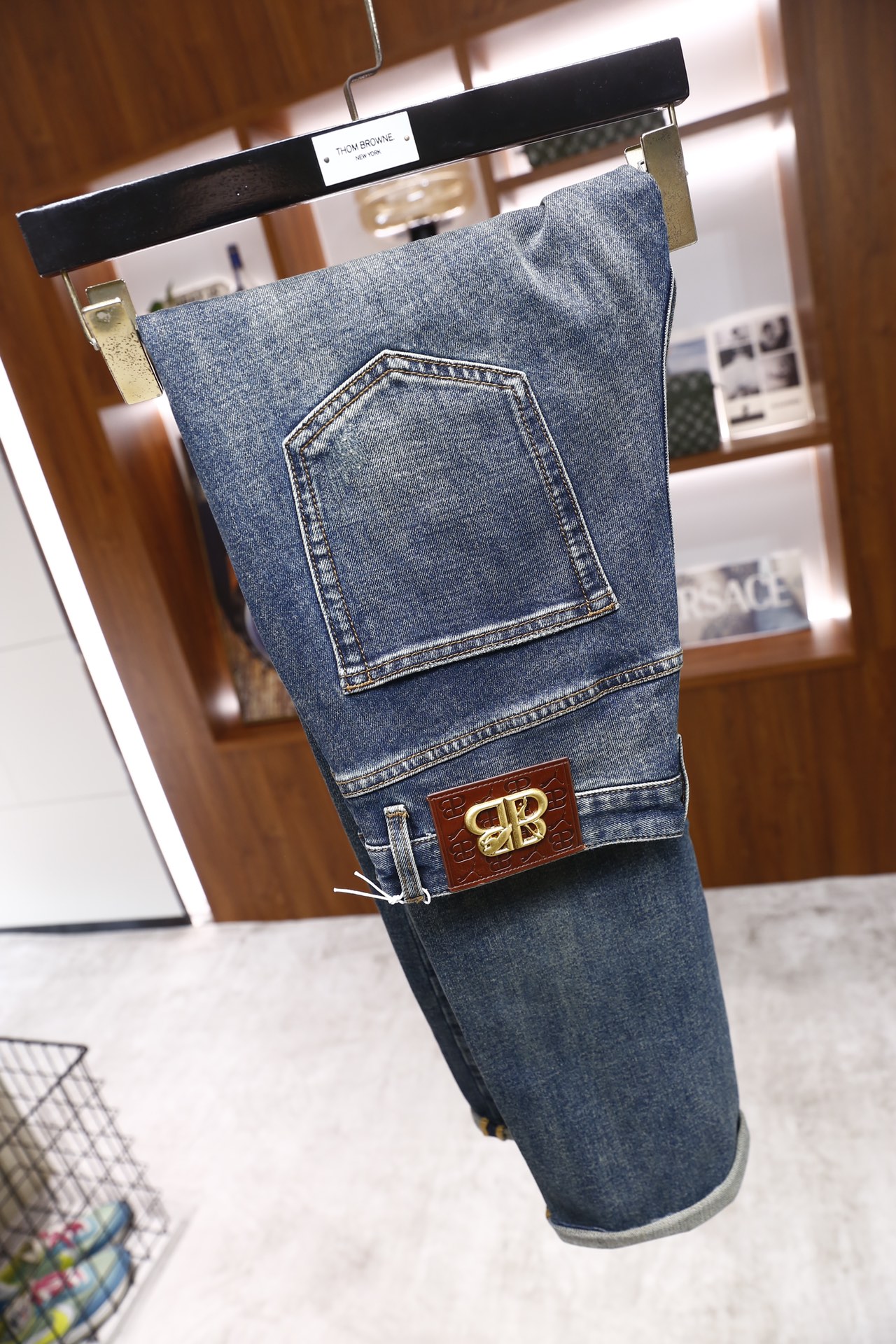 🔥巴黎世家.25秋冬新品！时尚男士百搭牛仔裤，裤身呈现出自然的磨白做旧效果，背部有标志性的字母压纹皮牌装