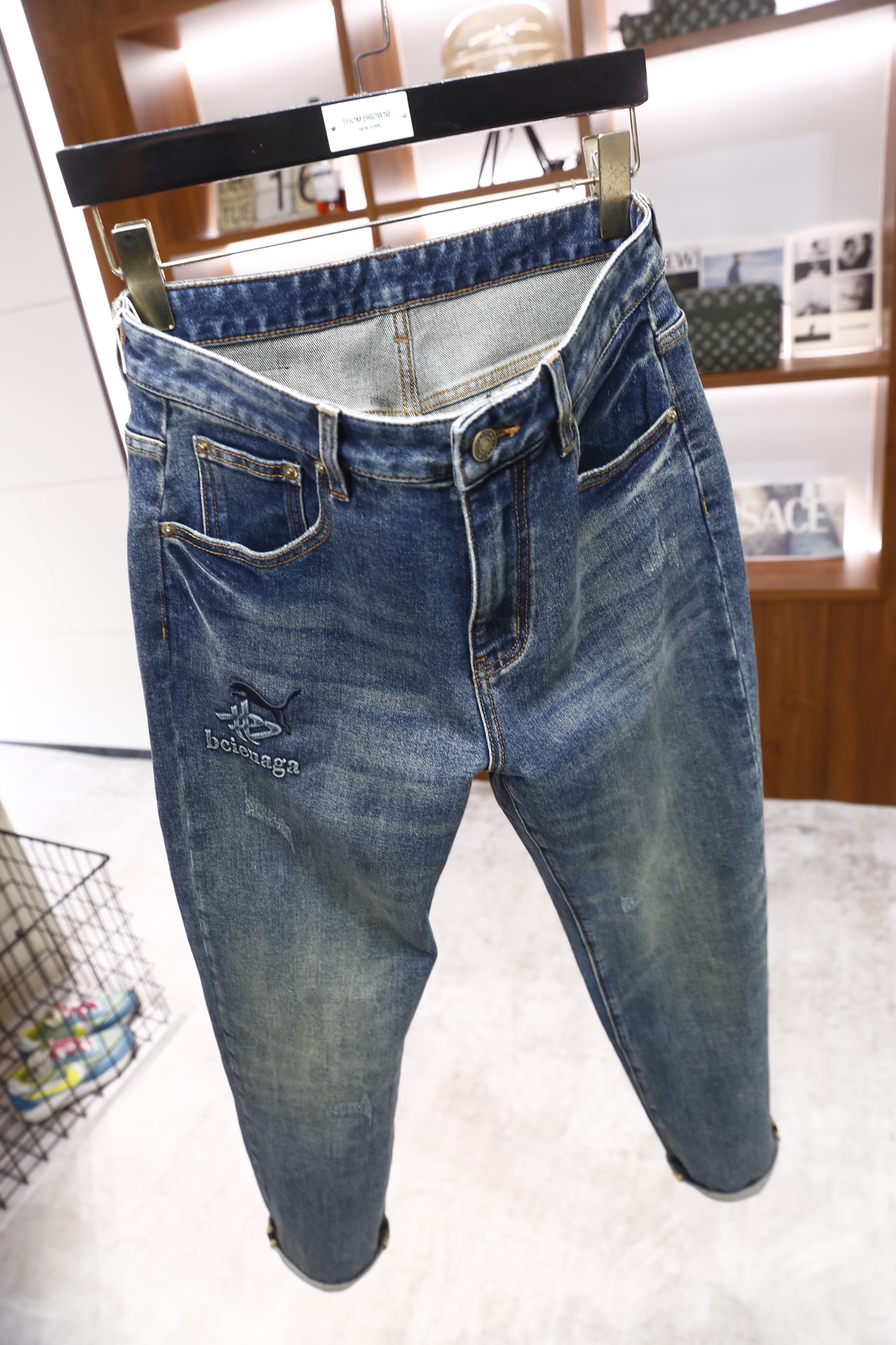 🔥巴黎世家.25秋冬新品！时尚男士百搭牛仔裤，裤身呈现出自然的磨白做旧效果，背部有标志性的字母压纹皮牌装