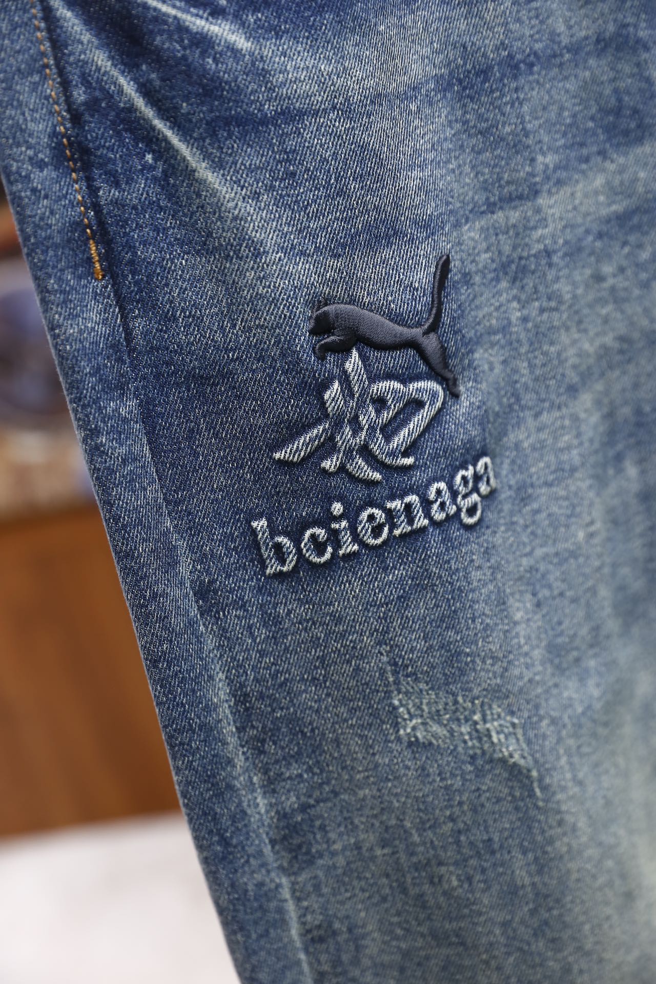 🔥巴黎世家.25秋冬新品！时尚男士百搭牛仔裤，裤身呈现出自然的磨白做旧效果，背部有标志性的字母压纹皮牌装