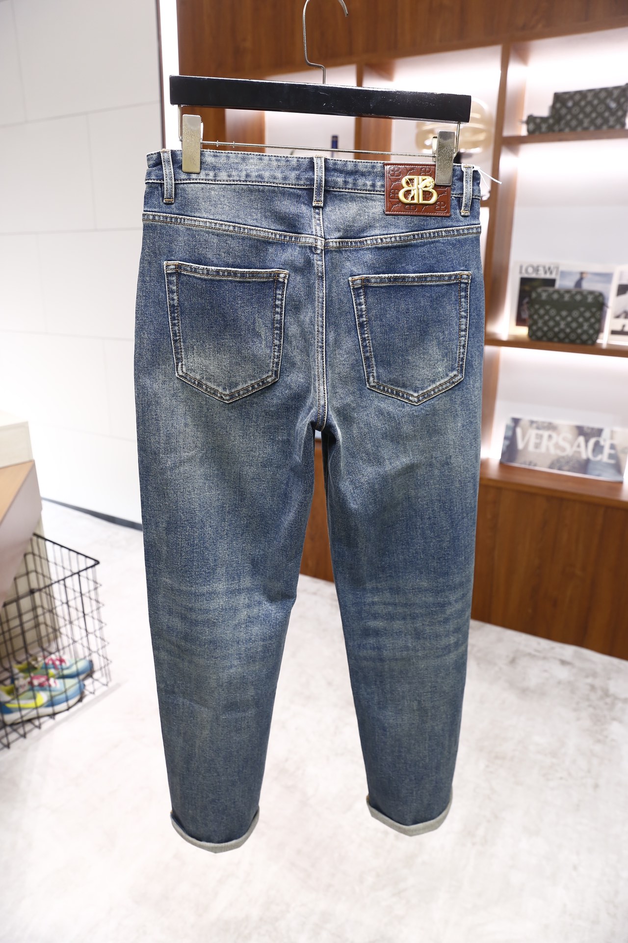 🔥巴黎世家.25秋冬新品！时尚男士百搭牛仔裤，裤身呈现出自然的磨白做旧效果，背部有标志性的字母压纹皮牌装