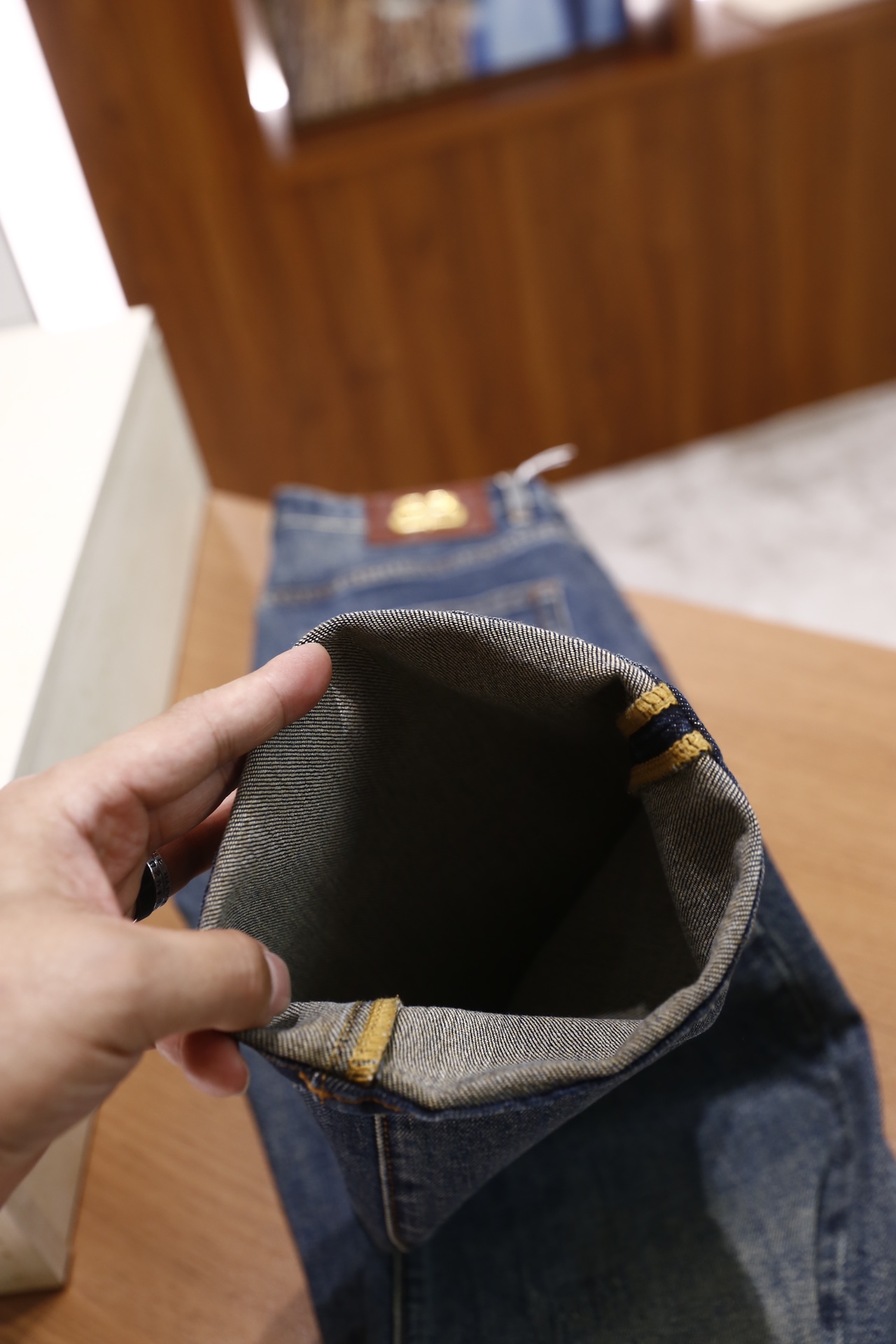 🔥巴黎世家.25秋冬新品！时尚男士百搭牛仔裤，裤身呈现出自然的磨白做旧效果，背部有标志性的字母压纹皮牌装