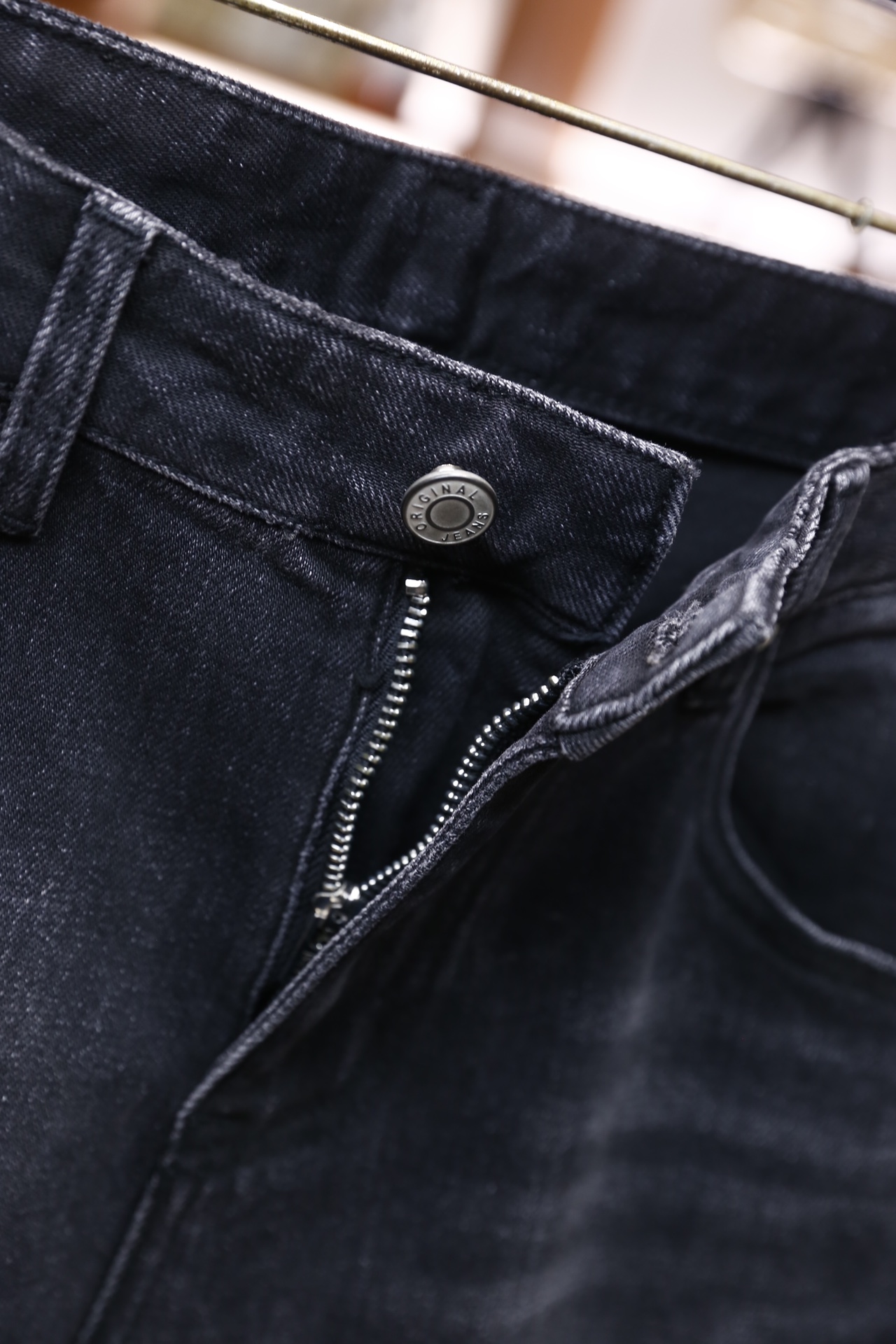 🔥巴黎世家.25秋冬新品！时尚男士百搭牛仔裤，裤身呈现出自然的磨白做旧效果，背部有标志性的字母压纹皮牌装