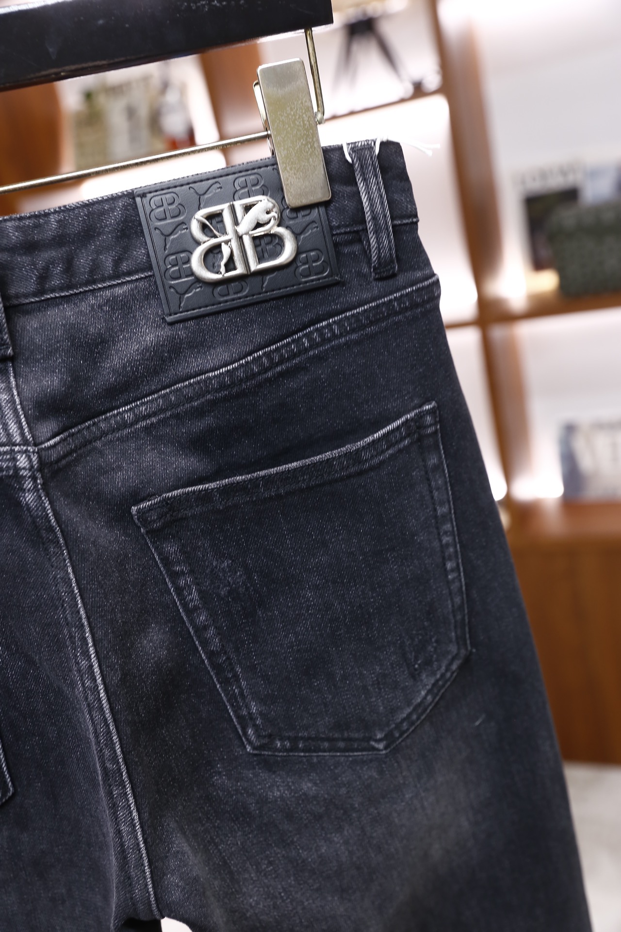 🔥巴黎世家.25秋冬新品！时尚男士百搭牛仔裤，裤身呈现出自然的磨白做旧效果，背部有标志性的字母压纹皮牌装