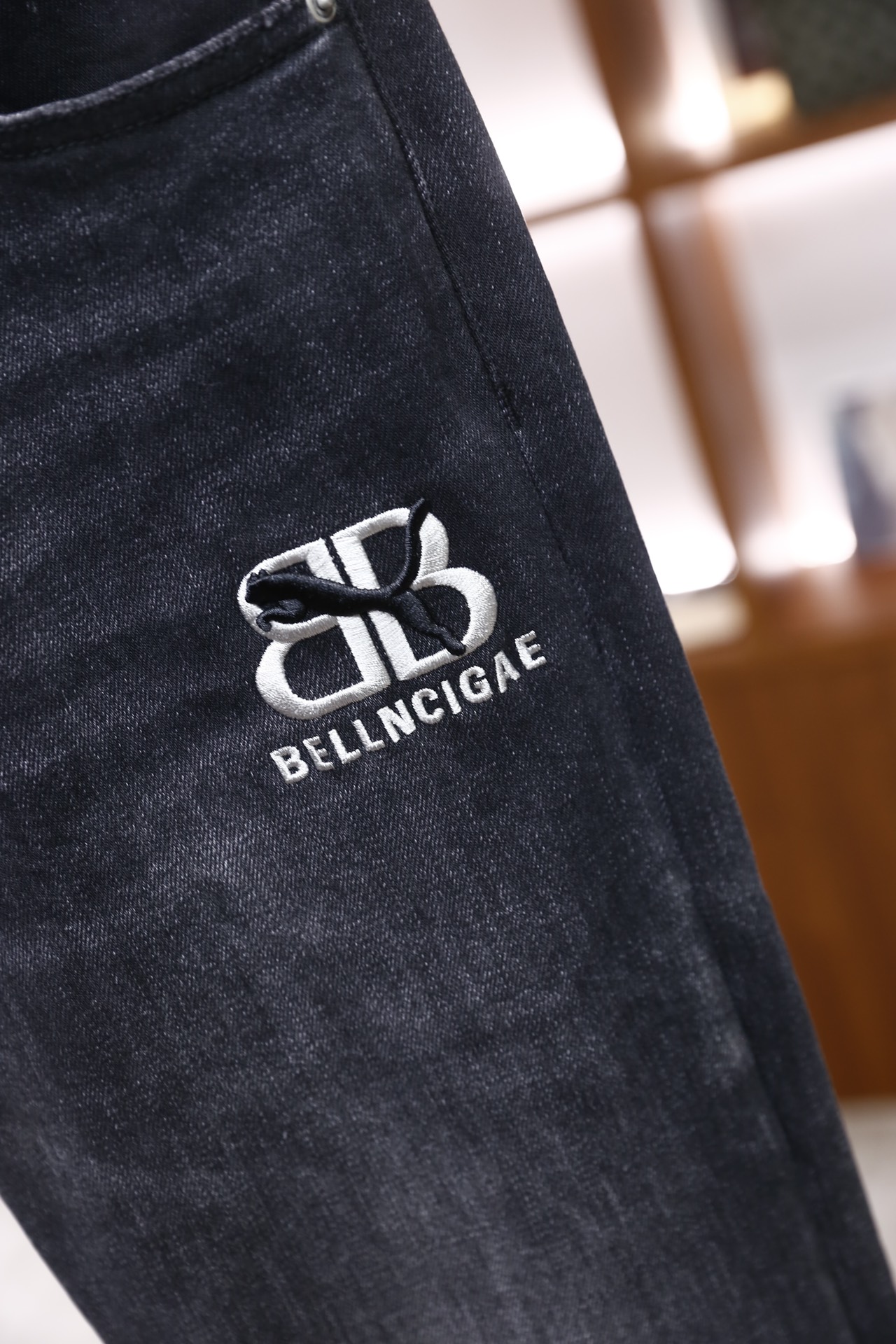 🔥巴黎世家.25秋冬新品！时尚男士百搭牛仔裤，裤身呈现出自然的磨白做旧效果，背部有标志性的字母压纹皮牌装