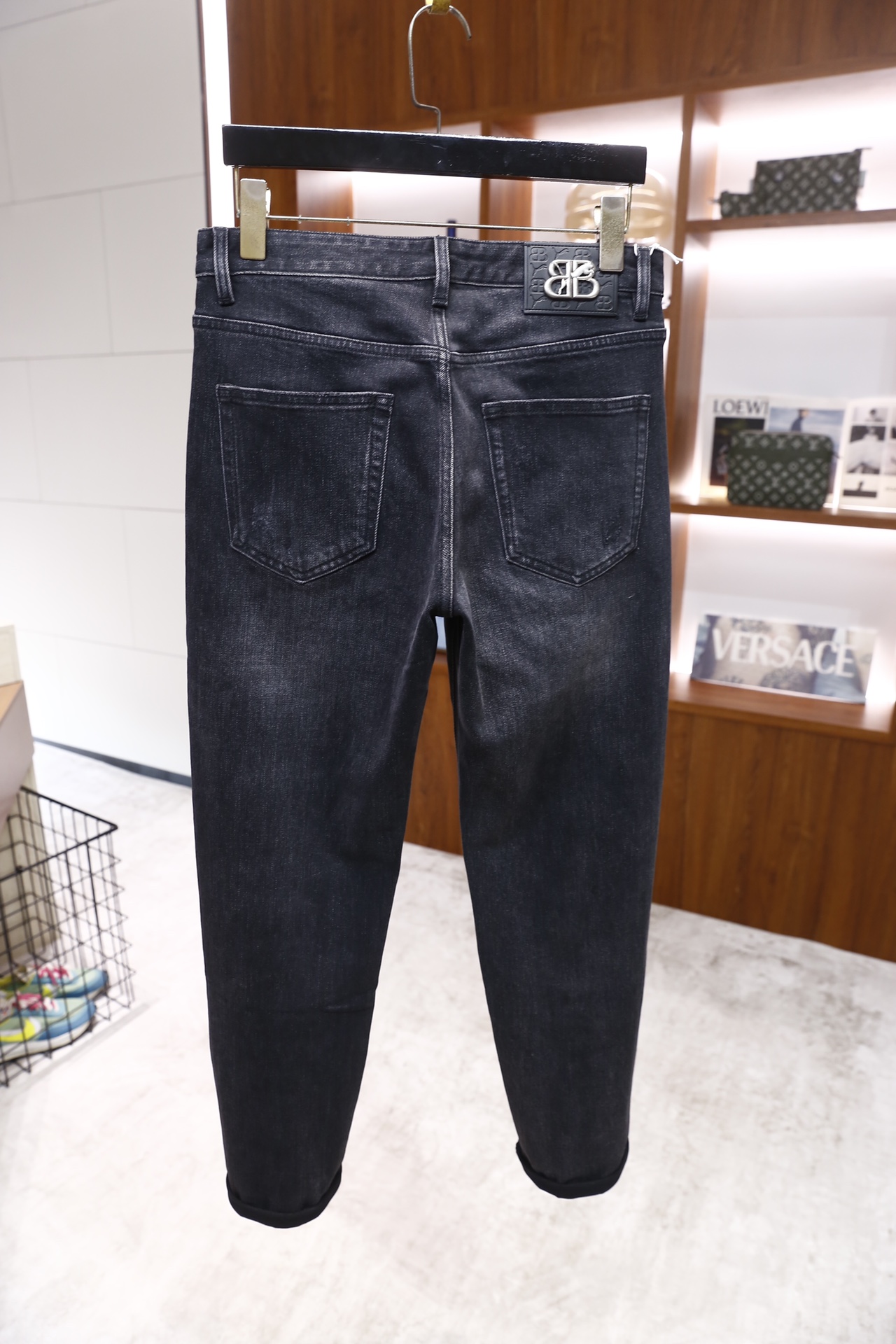 🔥巴黎世家.25秋冬新品！时尚男士百搭牛仔裤，裤身呈现出自然的磨白做旧效果，背部有标志性的字母压纹皮牌装