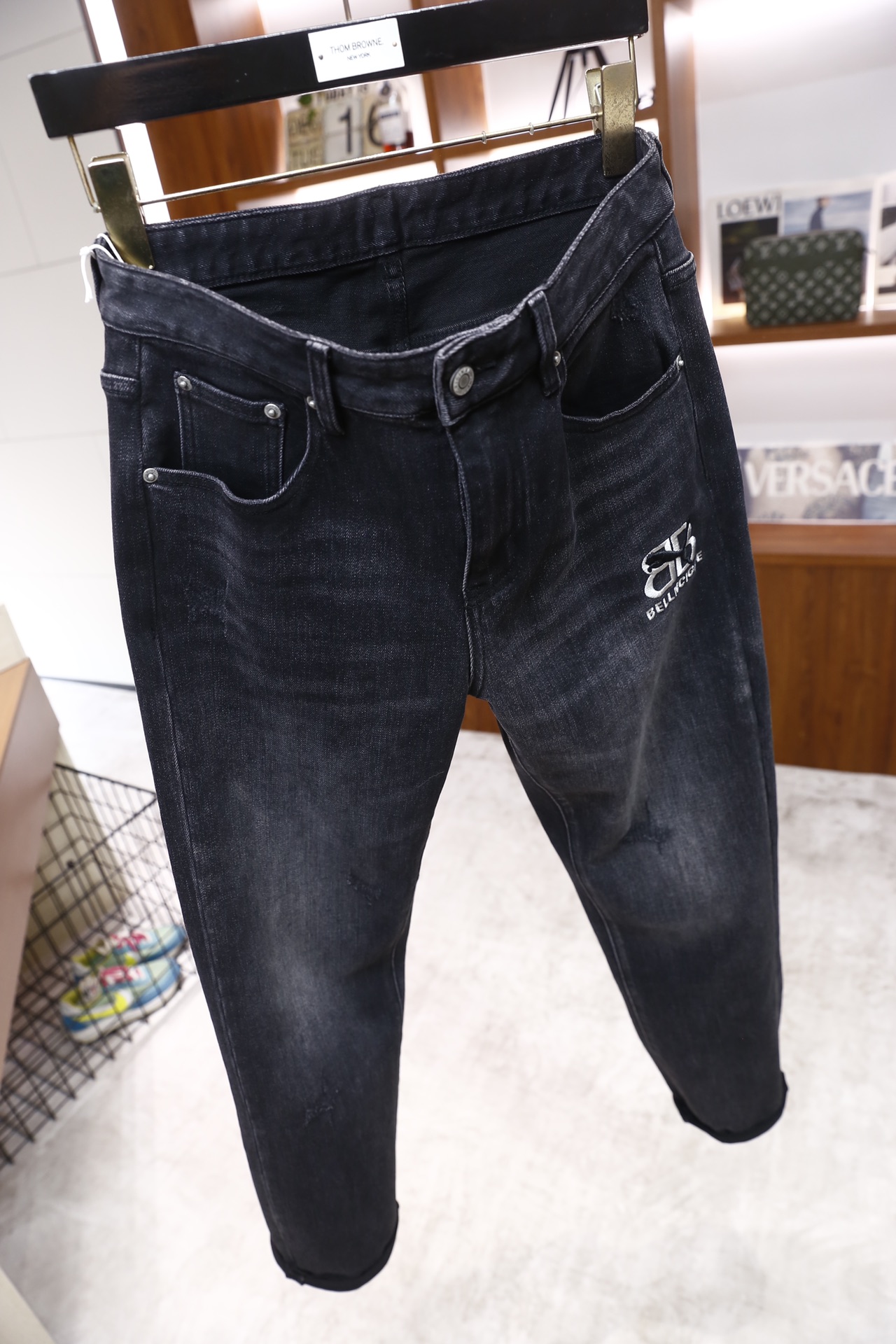 🔥巴黎世家.25秋冬新品！时尚男士百搭牛仔裤，裤身呈现出自然的磨白做旧效果，背部有标志性的字母压纹皮牌装