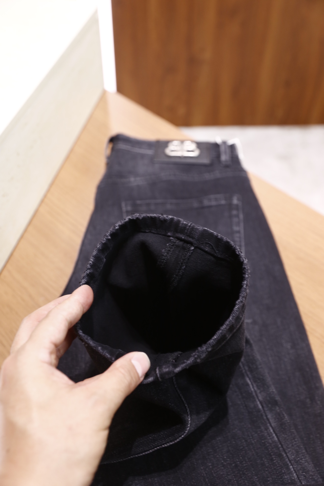 🔥巴黎世家.25秋冬新品！时尚男士百搭牛仔裤，裤身呈现出自然的磨白做旧效果，背部有标志性的字母压纹皮牌装